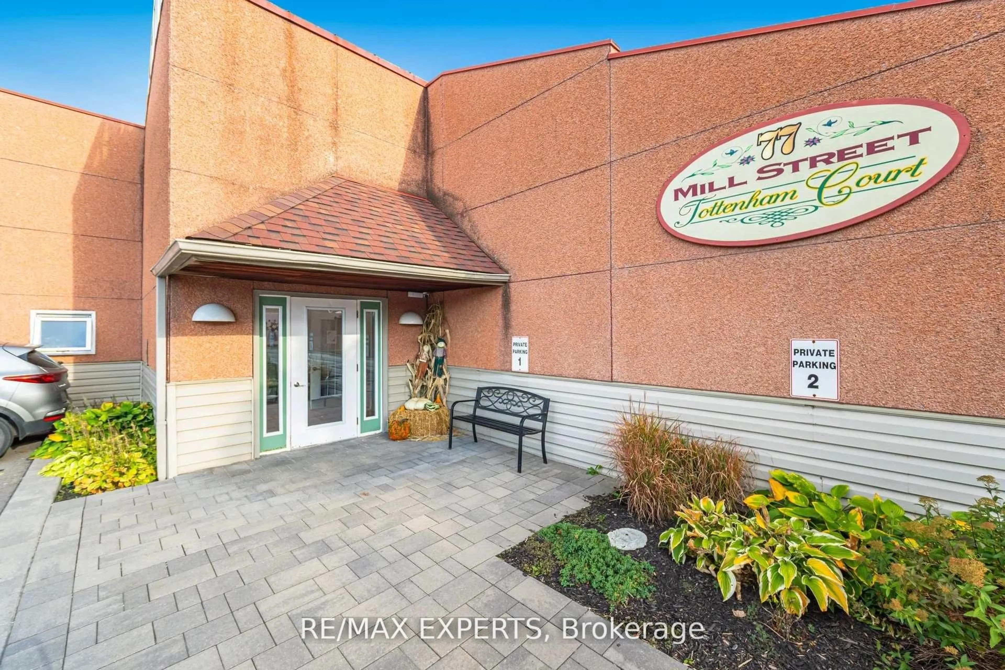 Indoor foyer for 77 Mill St #22, New Tecumseth Ontario L0G 1W0