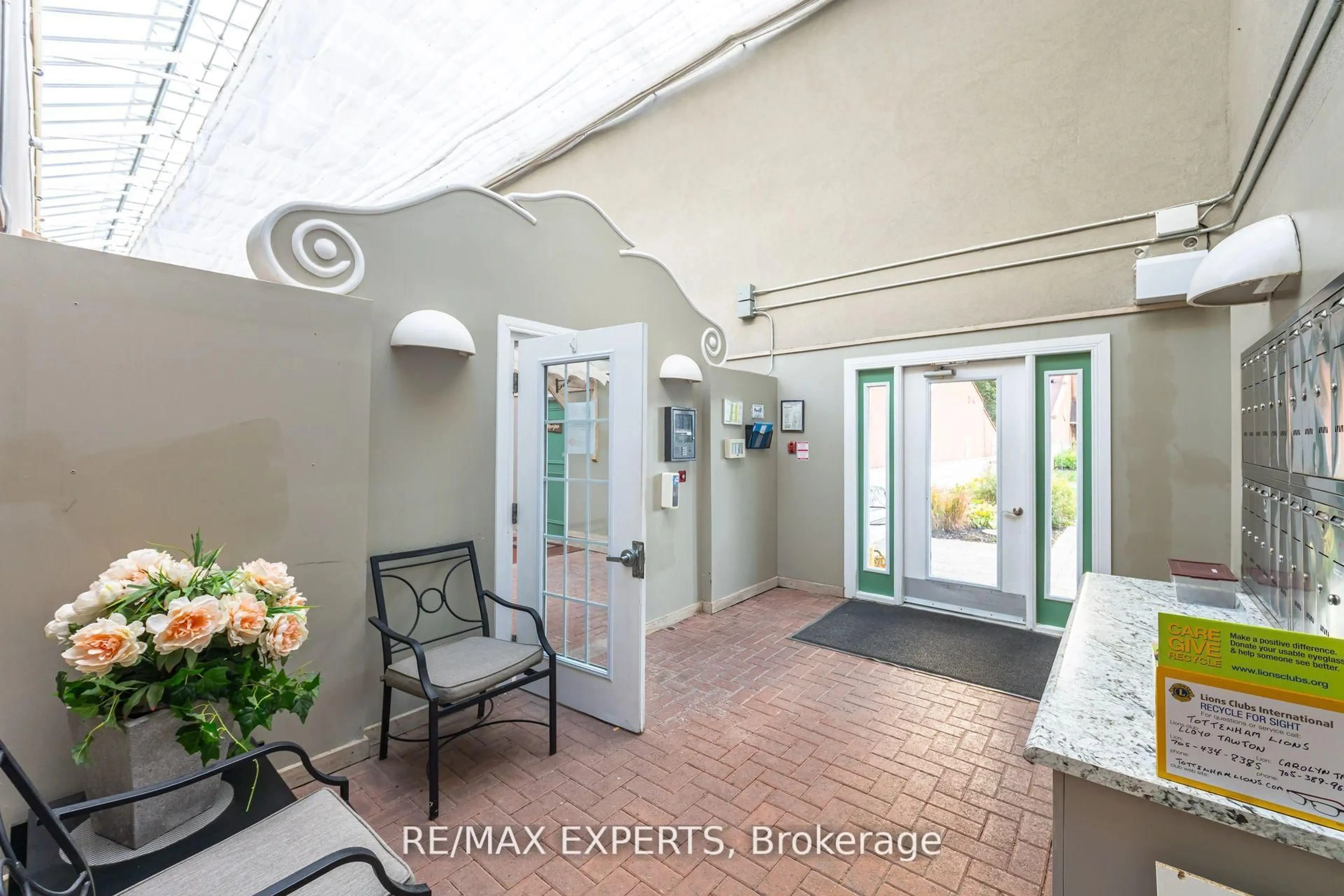 Indoor entryway for 77 Mill St #22, New Tecumseth Ontario L0G 1W0