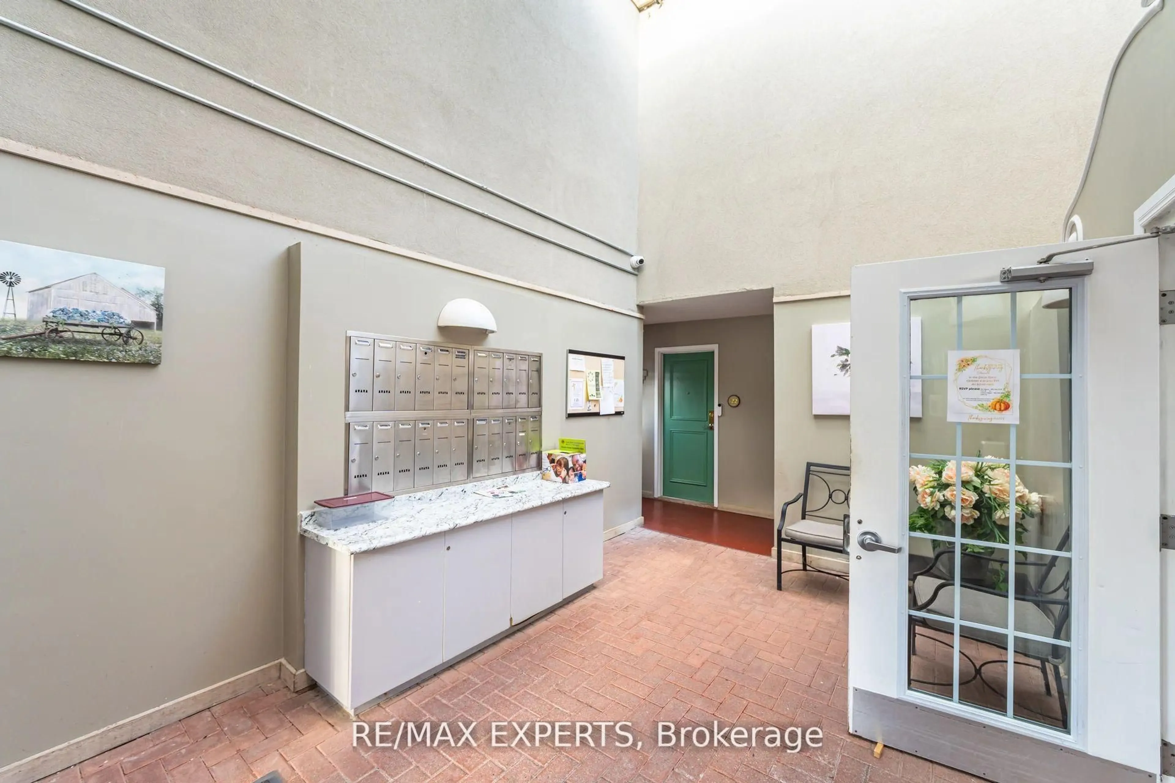 Indoor foyer for 77 Mill St #22, New Tecumseth Ontario L0G 1W0