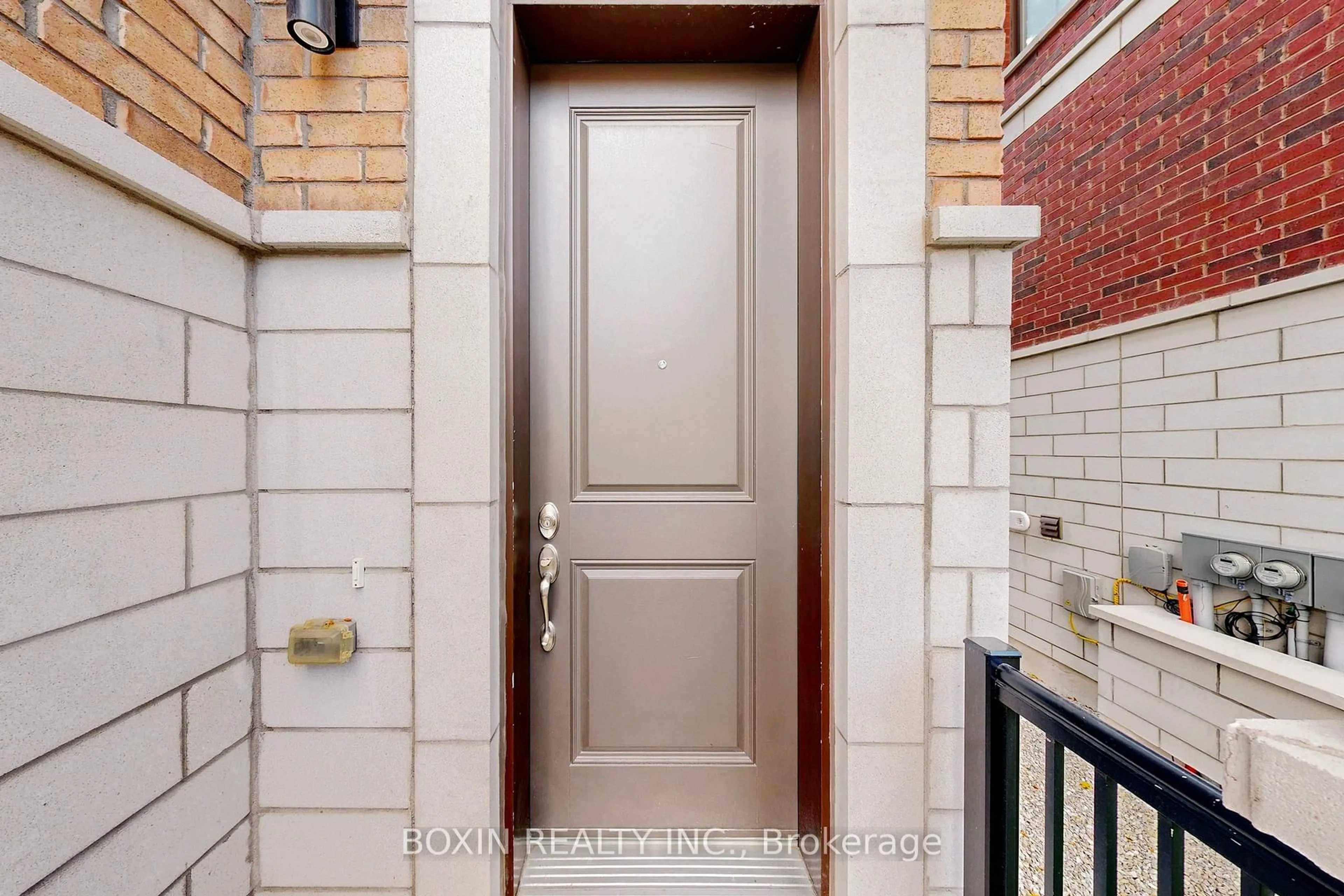 Indoor entryway for 30 Seacoasts Circ, Vaughan Ontario L6A 5B6