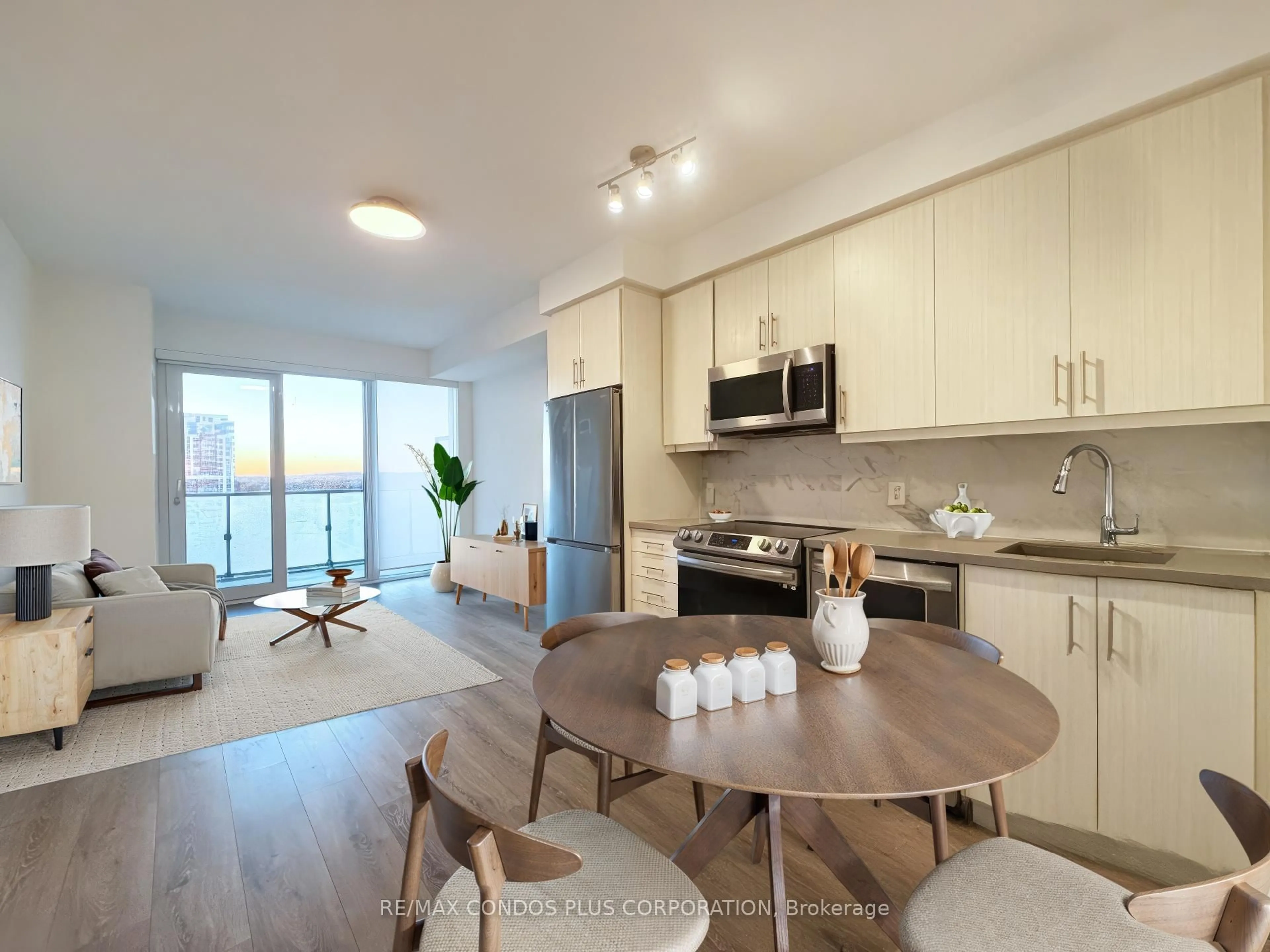 Open concept kitchen, wood/laminate floor for 95 Oneida Cres #712, Richmond Hill Ontario L4B 0H5