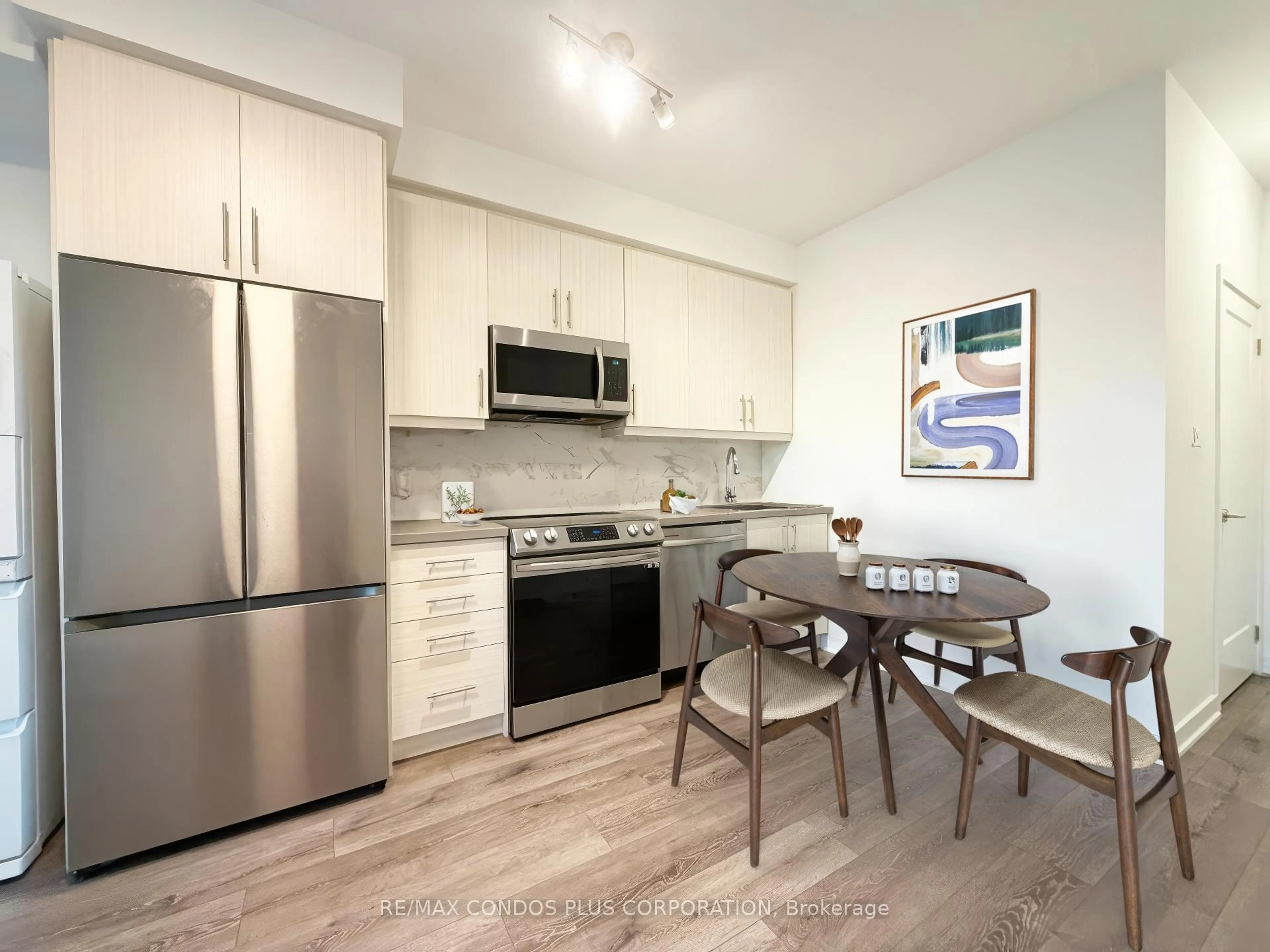 Open concept kitchen, wood/laminate floor for 95 Oneida Cres #712, Richmond Hill Ontario L4B 0H5