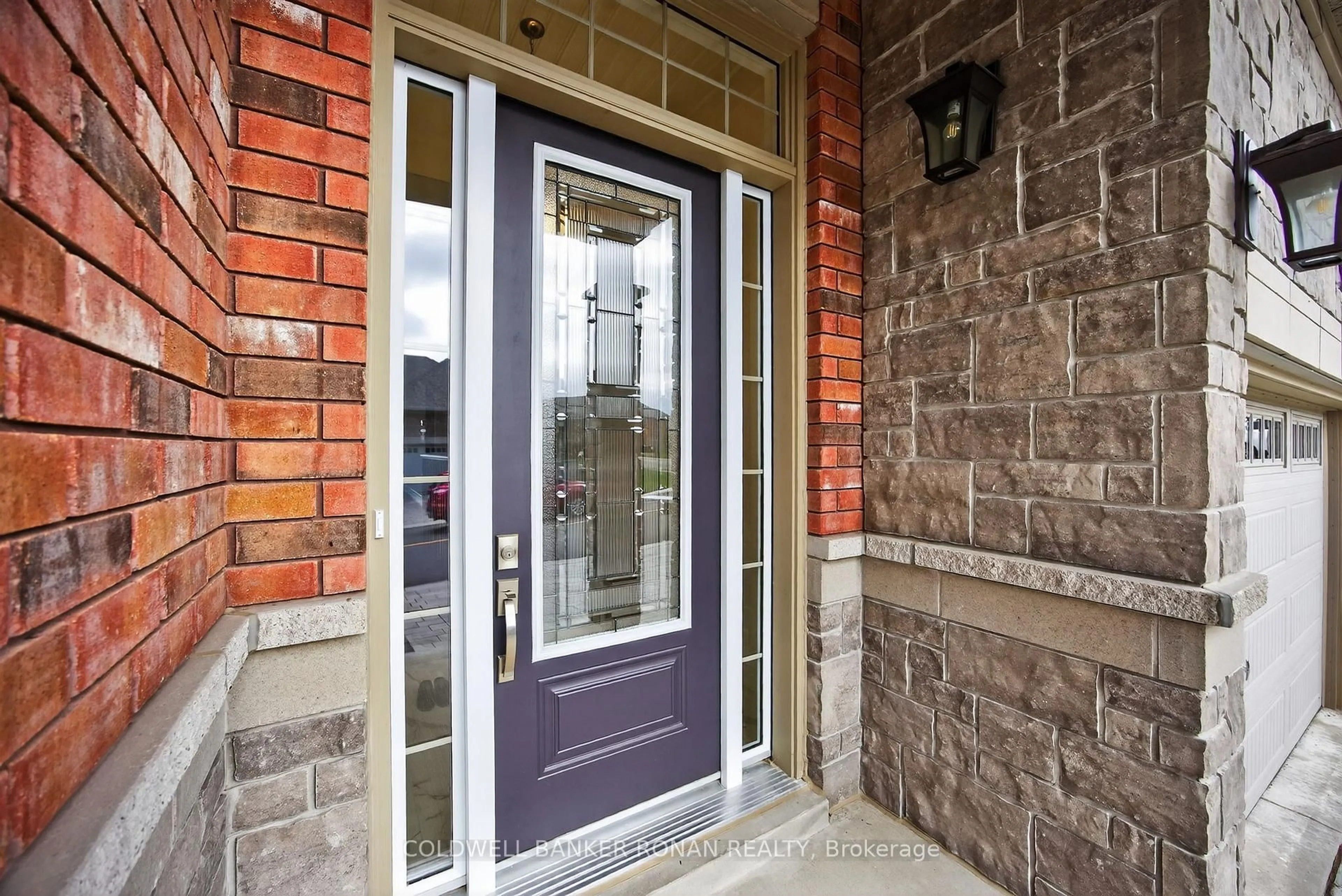 Indoor entryway for 241 Ridge Way, New Tecumseth Ontario L9R 0W4