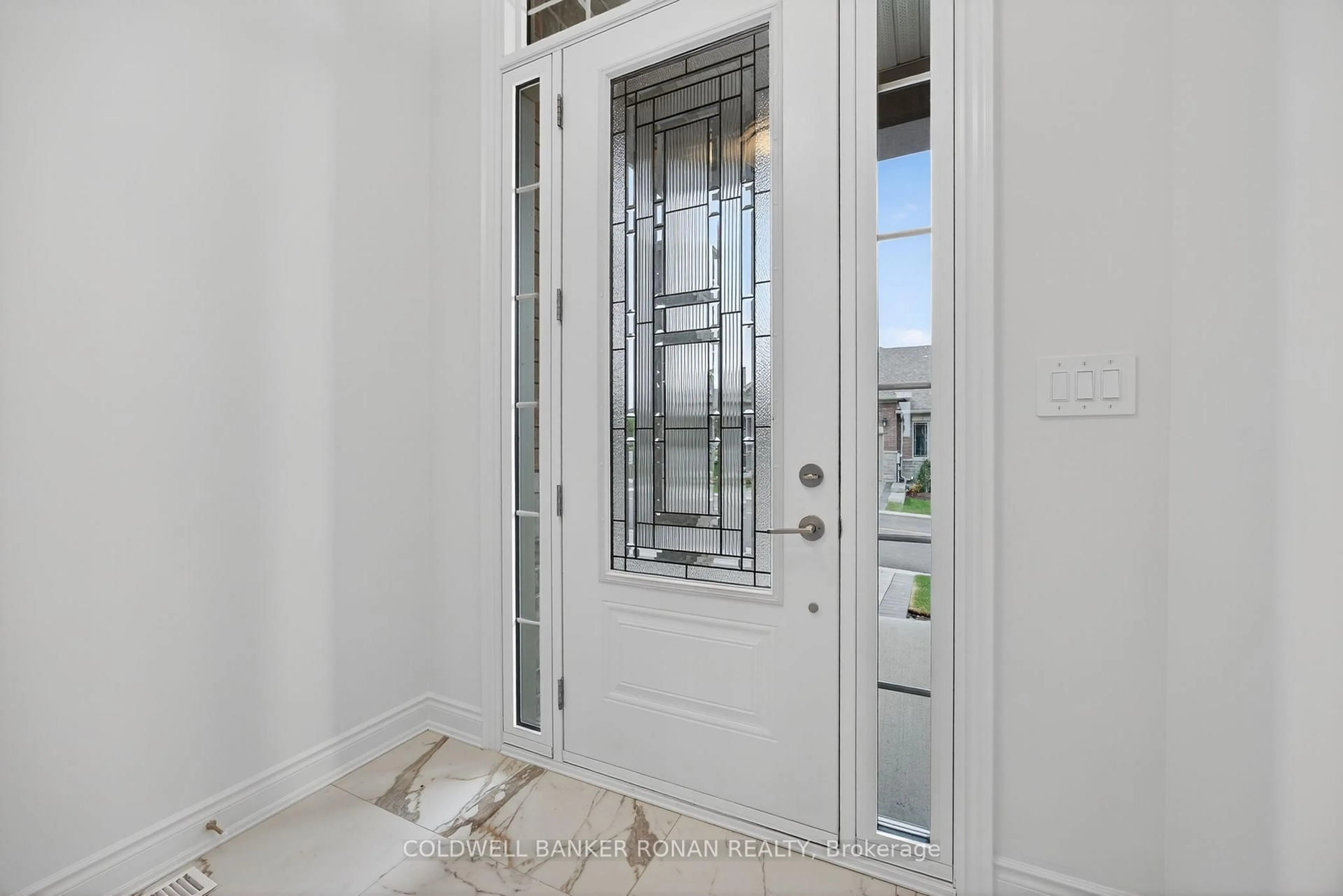 Indoor entryway for 241 Ridge Way, New Tecumseth Ontario L9R 0W4