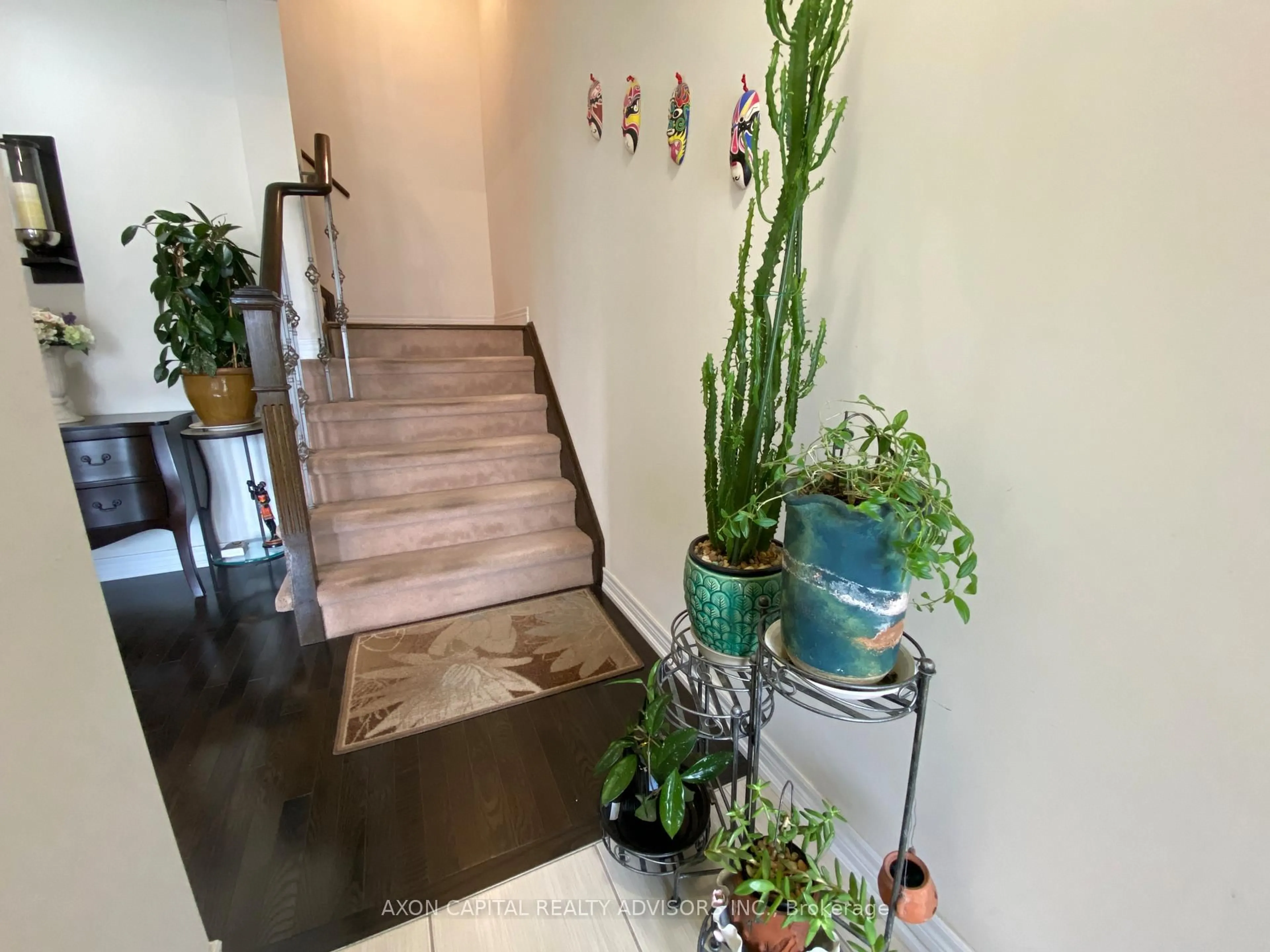 Indoor foyer for 9934 McCowan Rd, Markham Ontario L6C 0M7