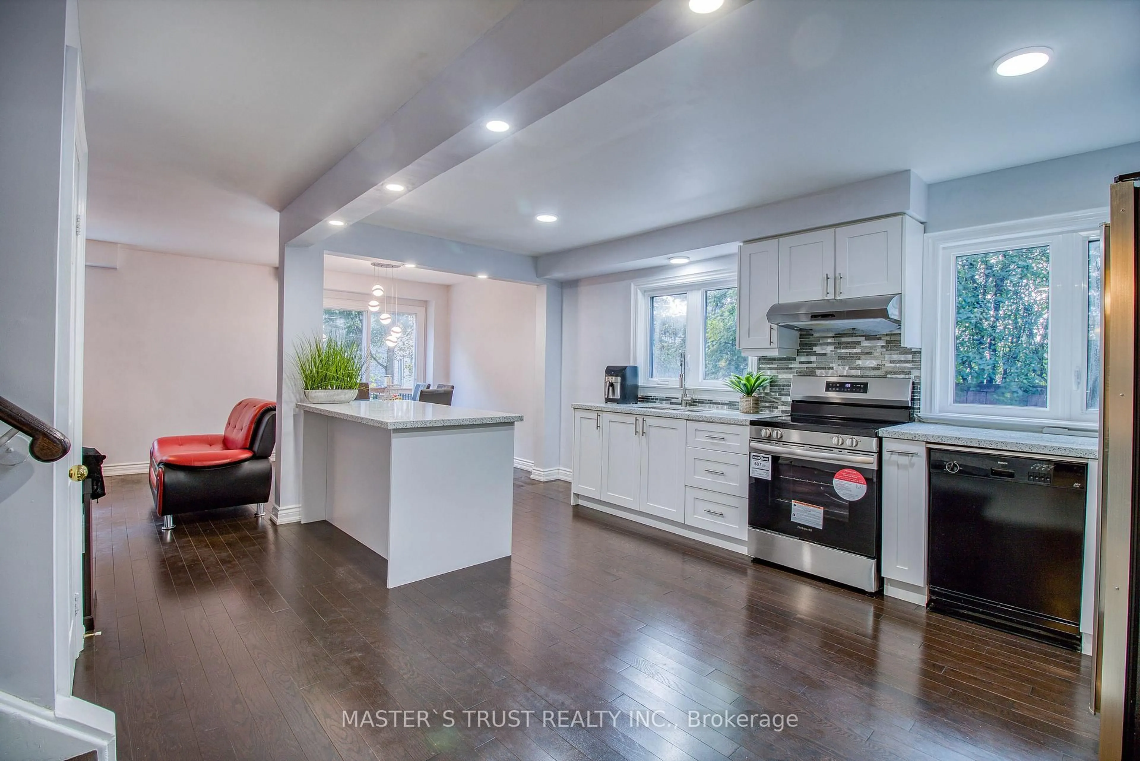 Open concept kitchen, ceramic/tile floor for 20 Valhalla Crt, Aurora Ontario L4G 5W3