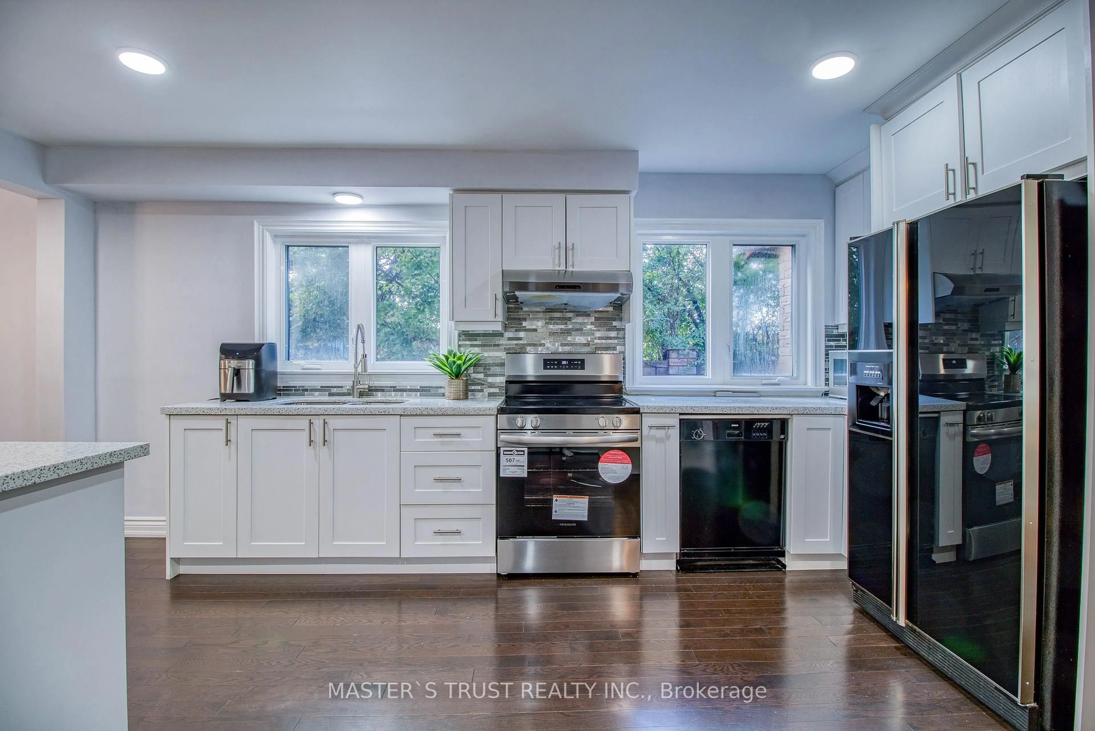 Open concept kitchen, ceramic/tile floor for 20 Valhalla Crt, Aurora Ontario L4G 5W3