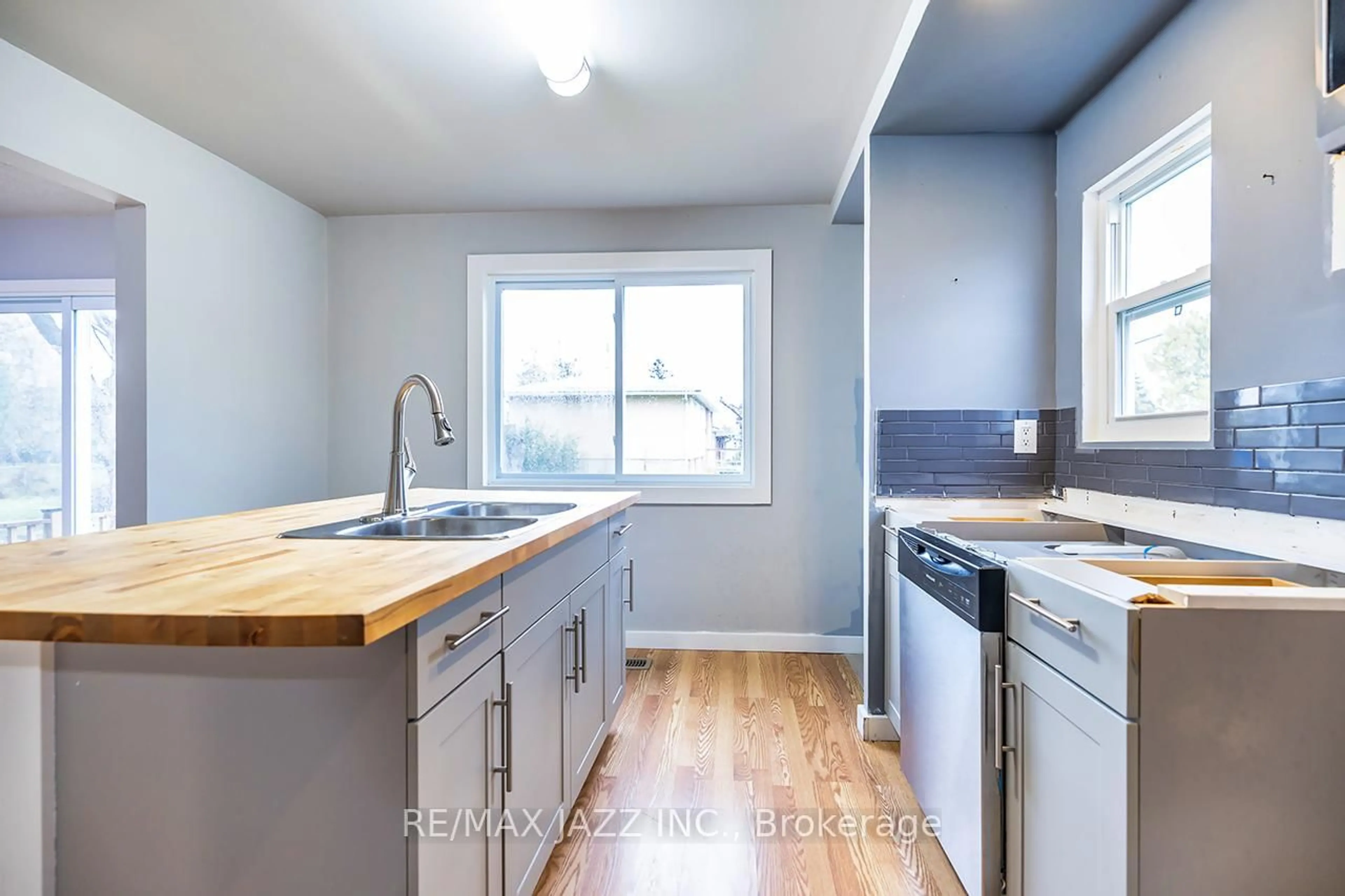 Standard kitchen, wood/laminate floor for 355 Lakeland Cres, Brock Ontario L0K 1A0