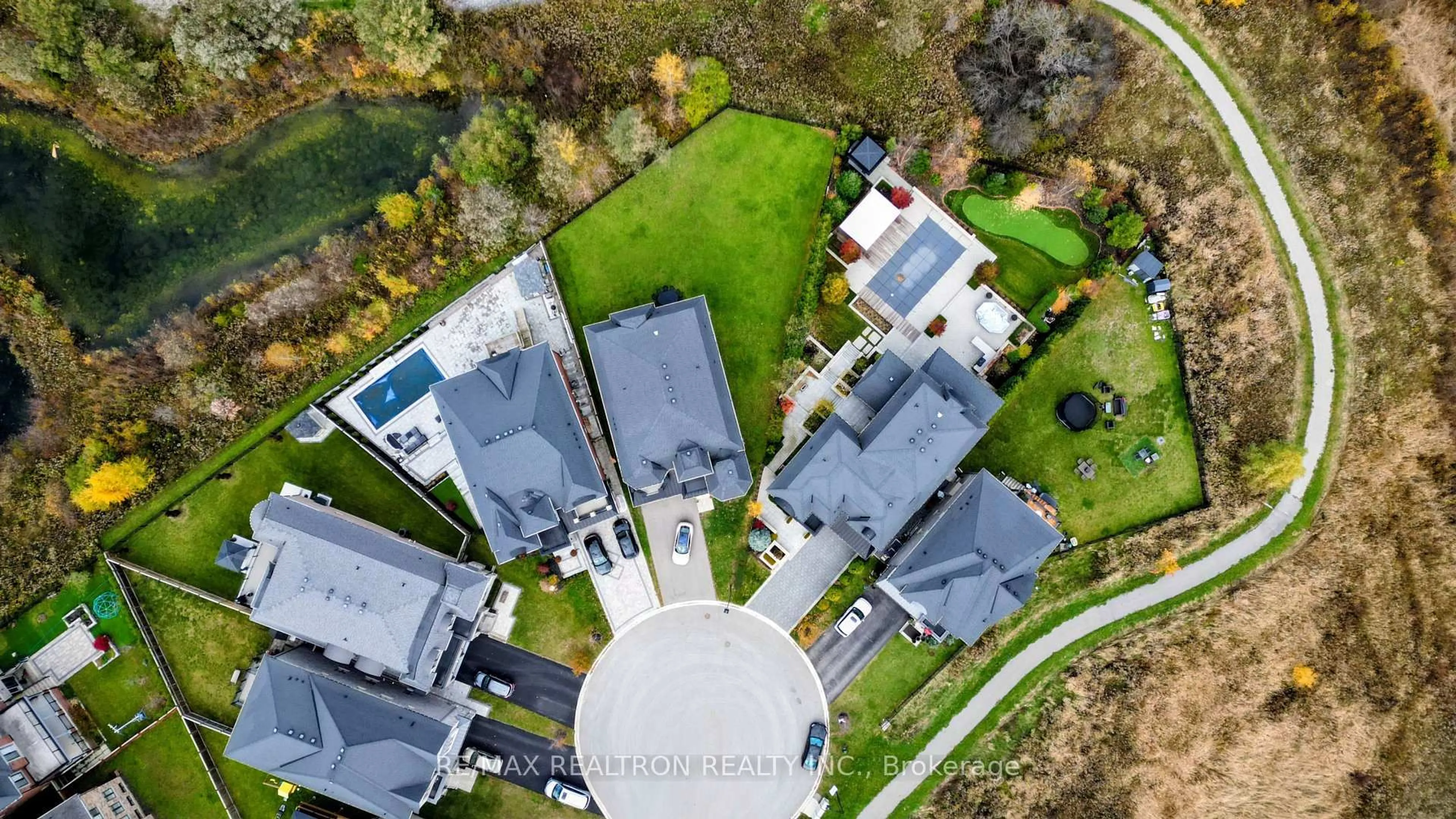 A pic from outside/outdoor area/front of a property/back of a property/a pic from drone, street for 56 Ria Crt, King Ontario L7B 0N5