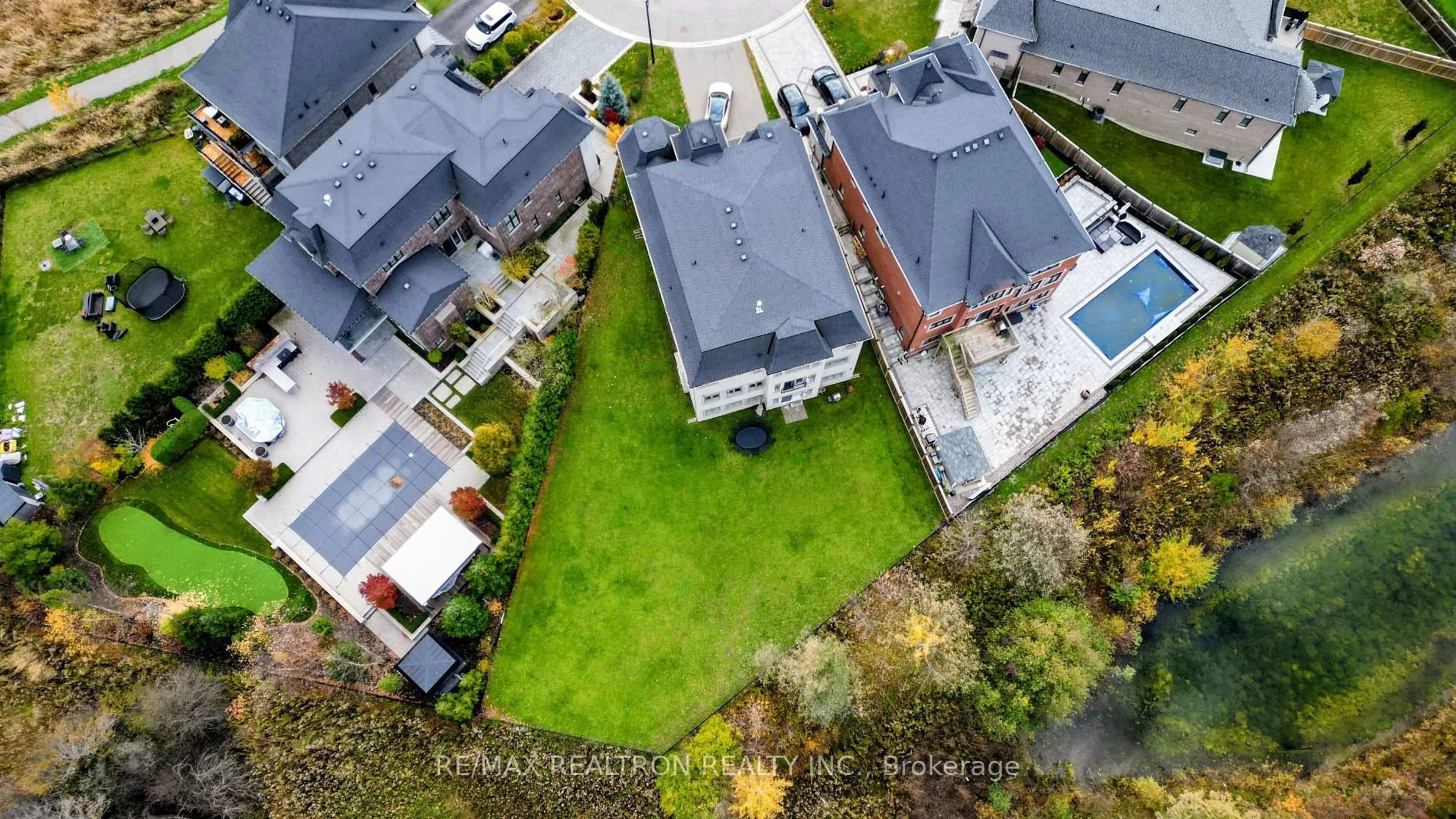 A pic from outside/outdoor area/front of a property/back of a property/a pic from drone, street for 56 Ria Crt, King Ontario L7B 0N5