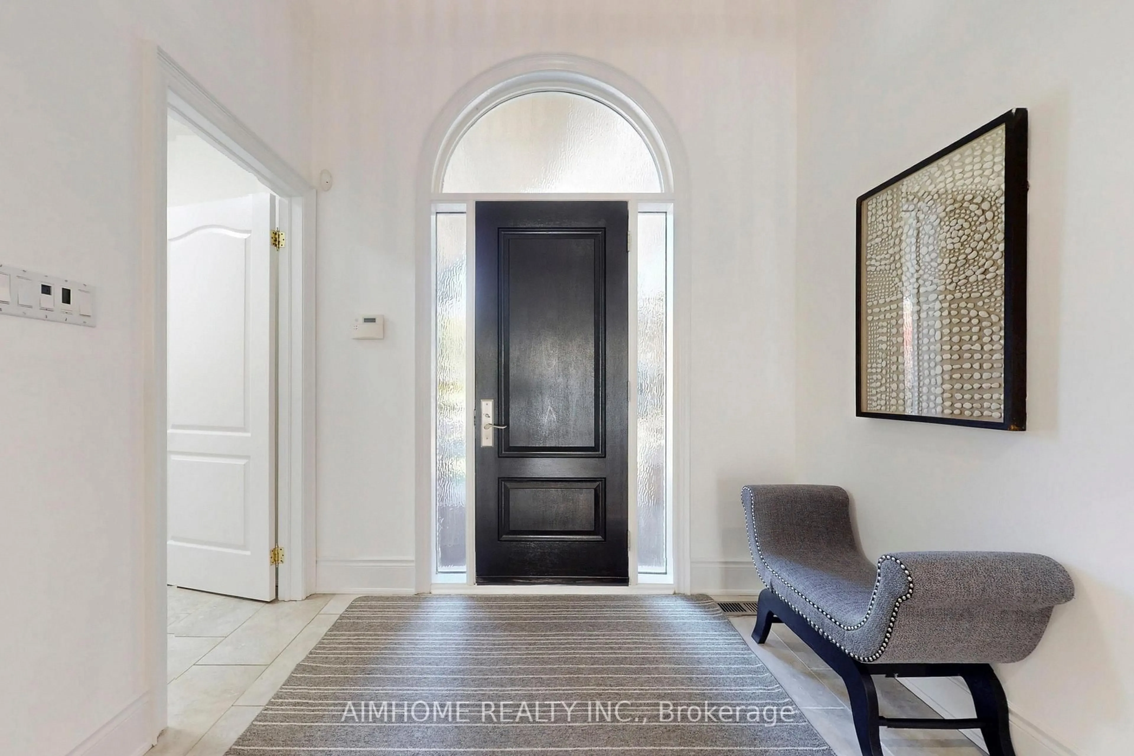 Indoor entryway for 812 Foxcroft Blvd, Newmarket Ontario L3X 1M8