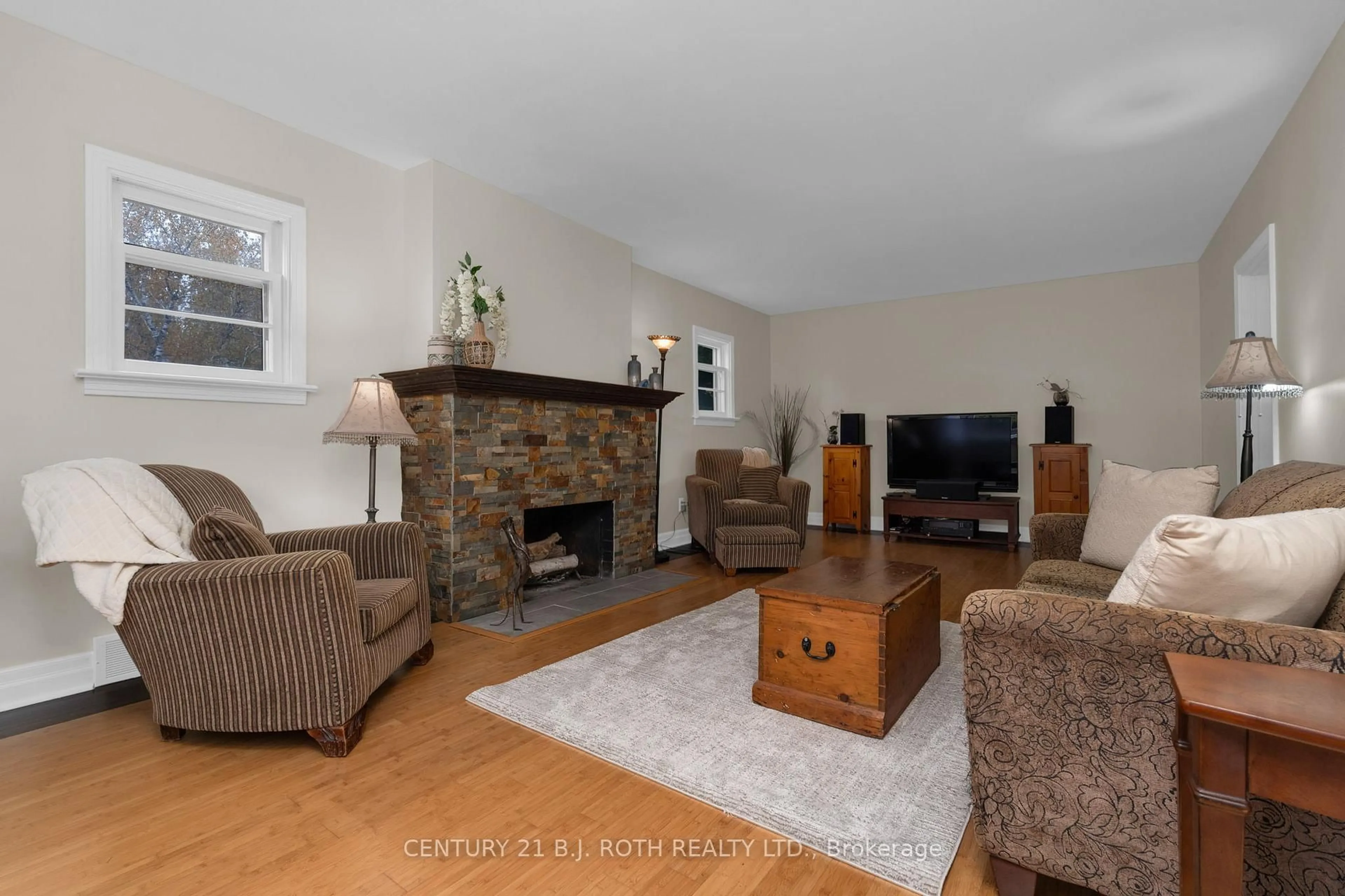 Living room with furniture, wood/laminate floor for 93 Catherine St, Aurora Ontario L4G 1K6