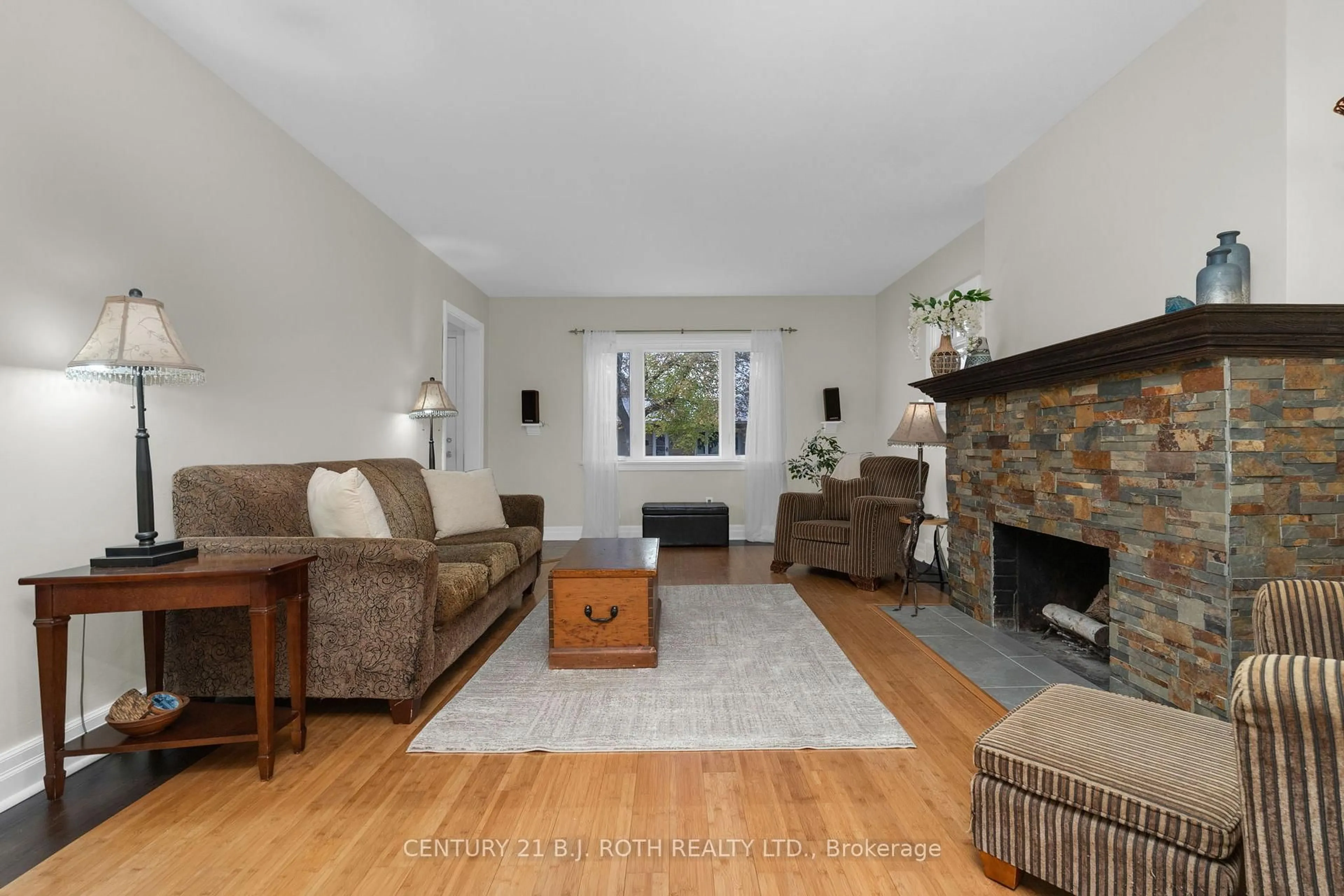 Living room with furniture, unknown for 93 Catherine St, Aurora Ontario L4G 1K6