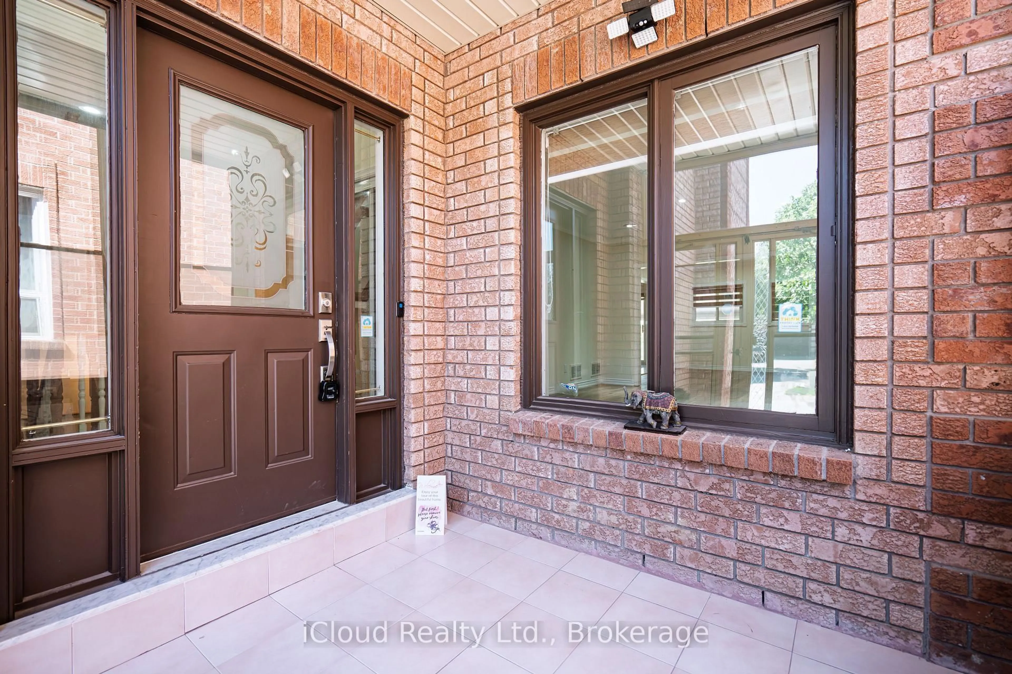 Indoor entryway for 80 Venice Cres, Vaughan Ontario L4J 7T1