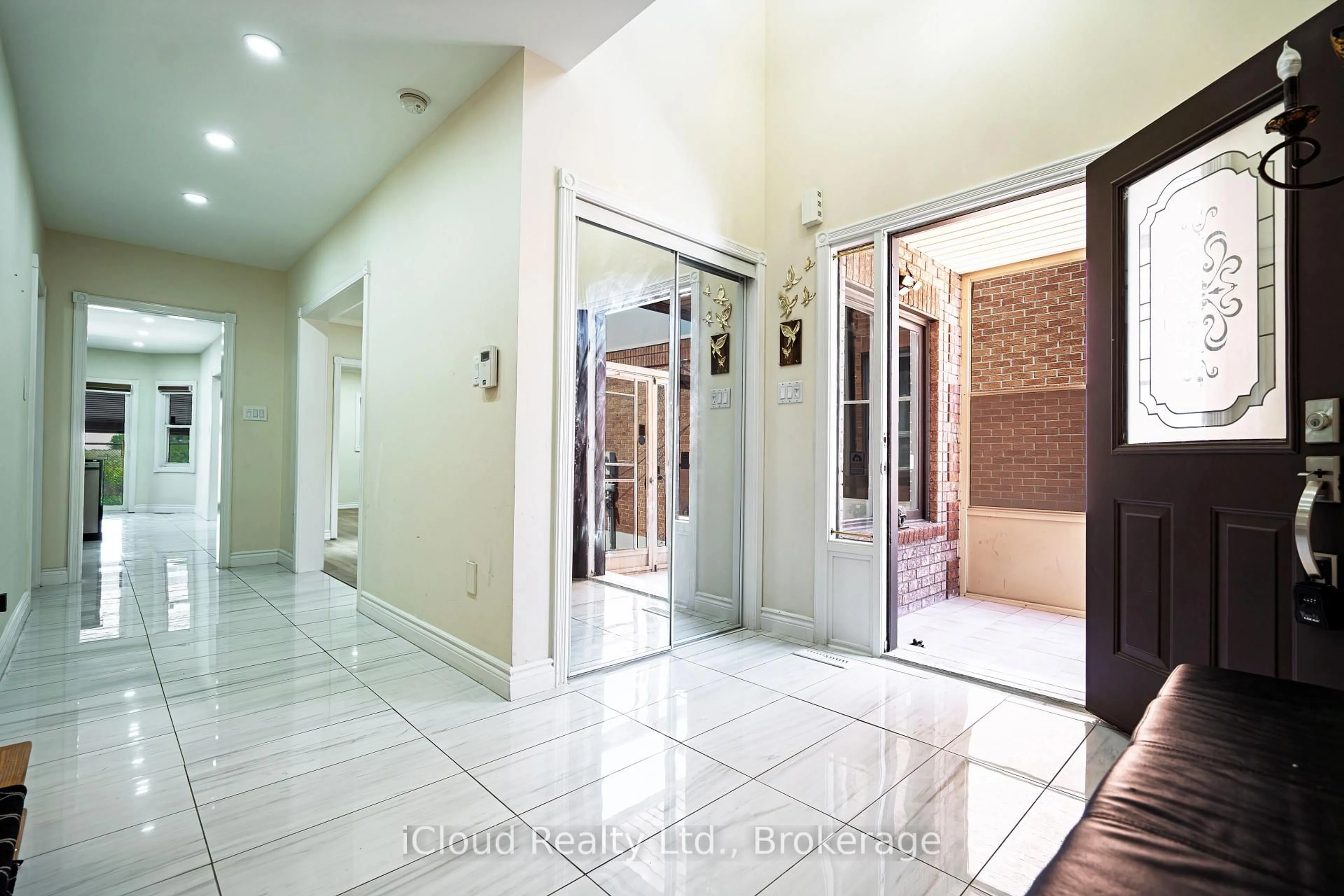 Indoor foyer for 80 Venice Cres, Vaughan Ontario L4J 7T1