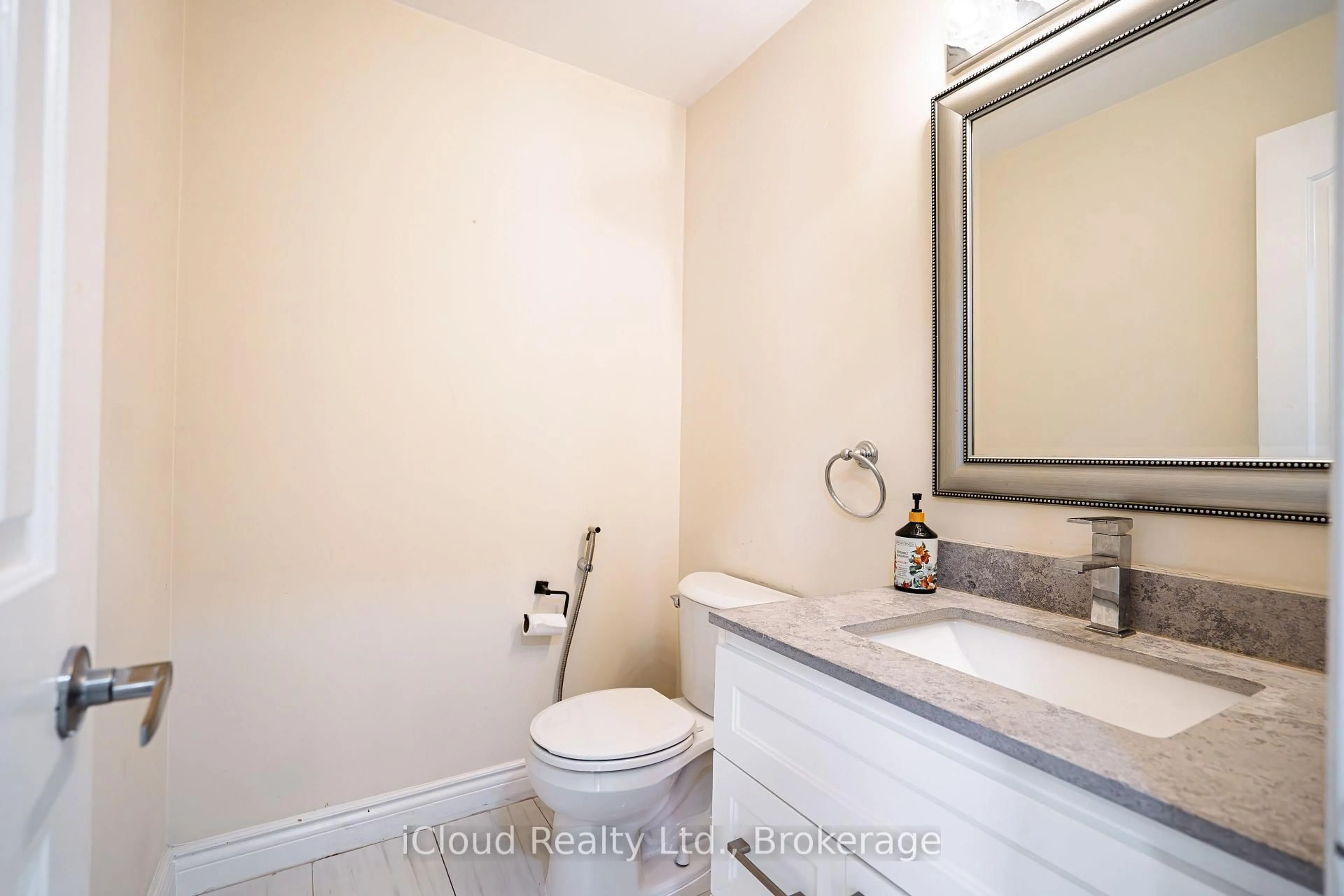 Standard bathroom, ceramic/tile floor for 80 Venice Cres, Vaughan Ontario L4J 7T1