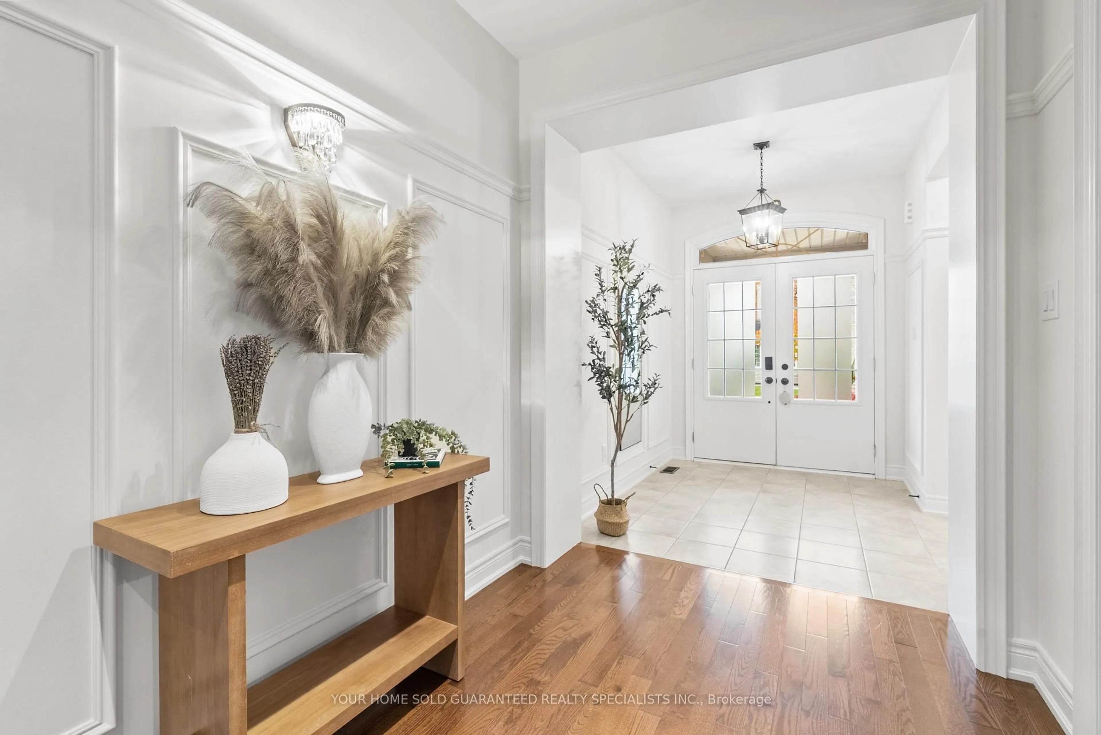 Indoor entryway for 5 Bluff Tr, King Ontario L7B 0A2