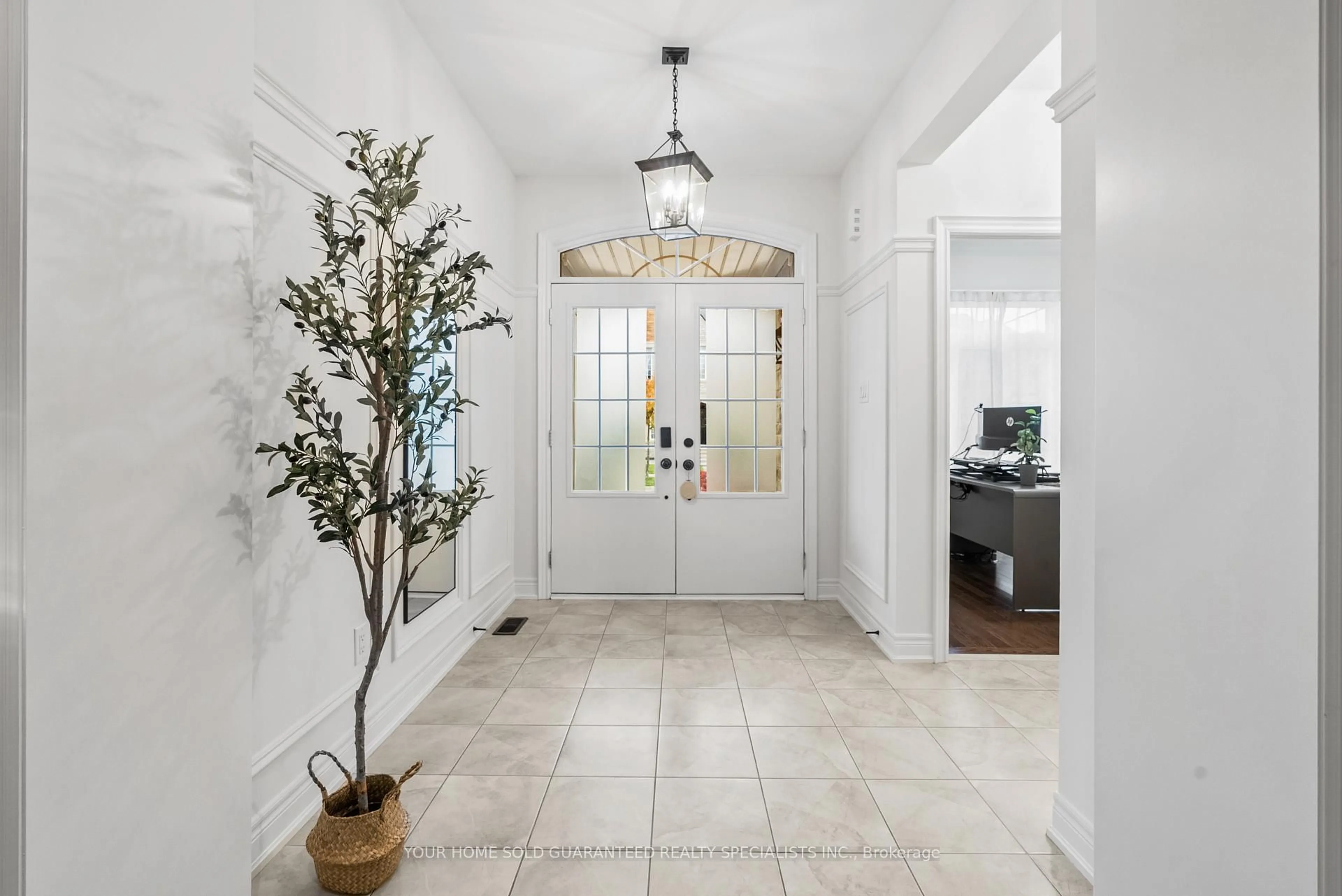 Indoor entryway for 5 Bluff Tr, King Ontario L7B 0A2