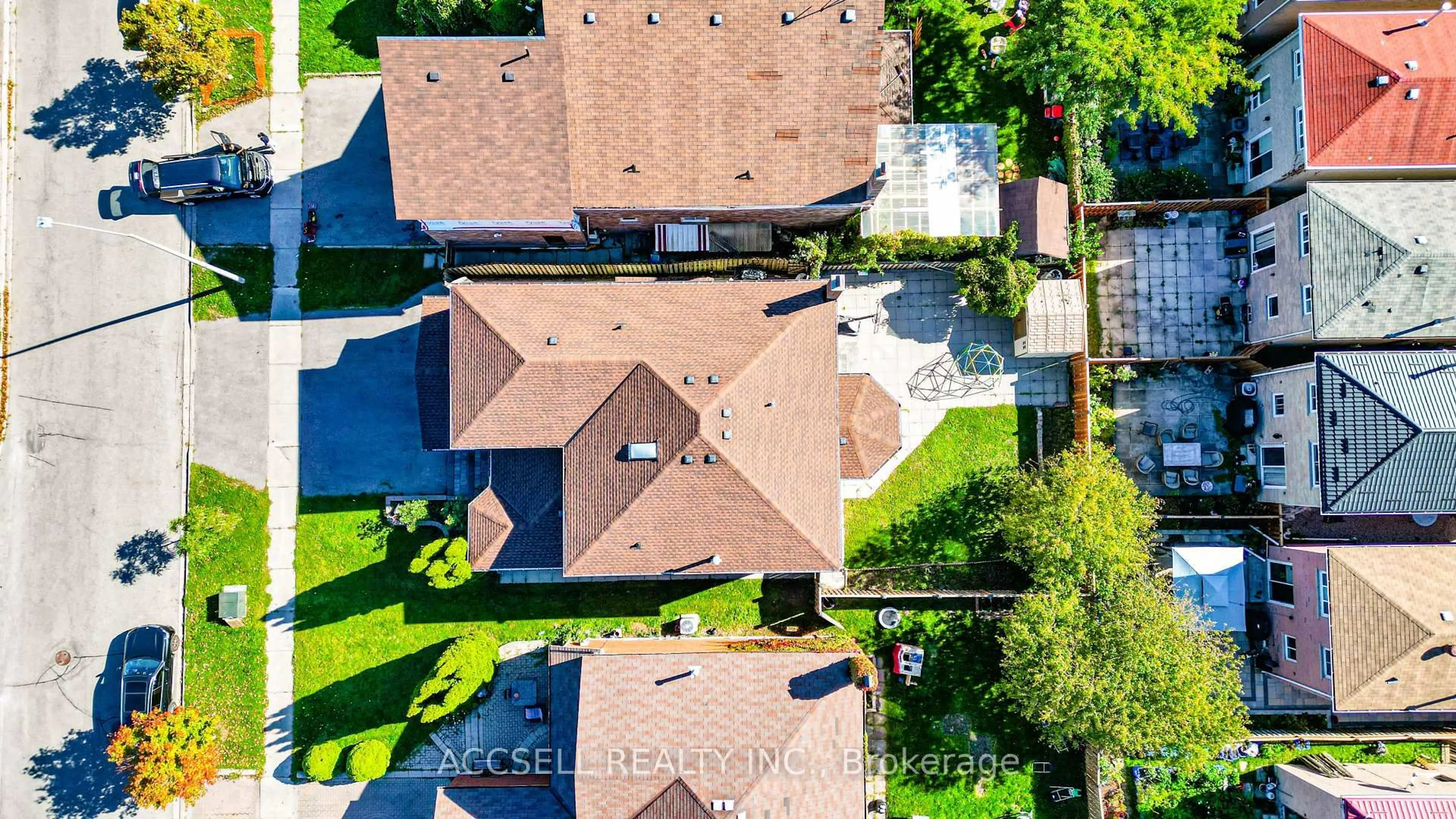 A pic from outside/outdoor area/front of a property/back of a property/a pic from drone, street for 156 Cartmel Dr, Markham Ontario L3S 1W3