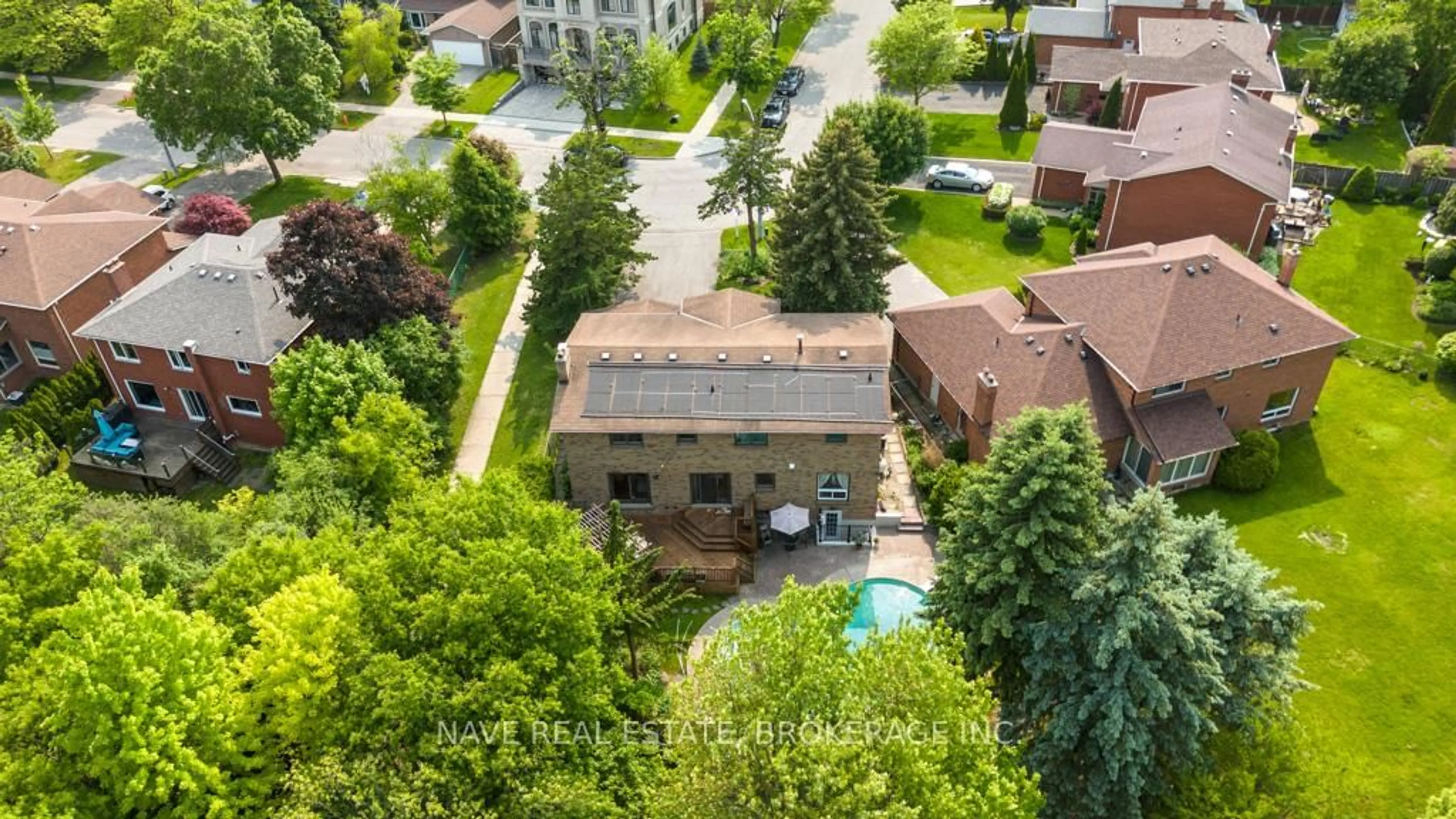 A pic from outside/outdoor area/front of a property/back of a property/a pic from drone, street for 59 Sanderson Cres, Richmond Hill Ontario L4C 5L5