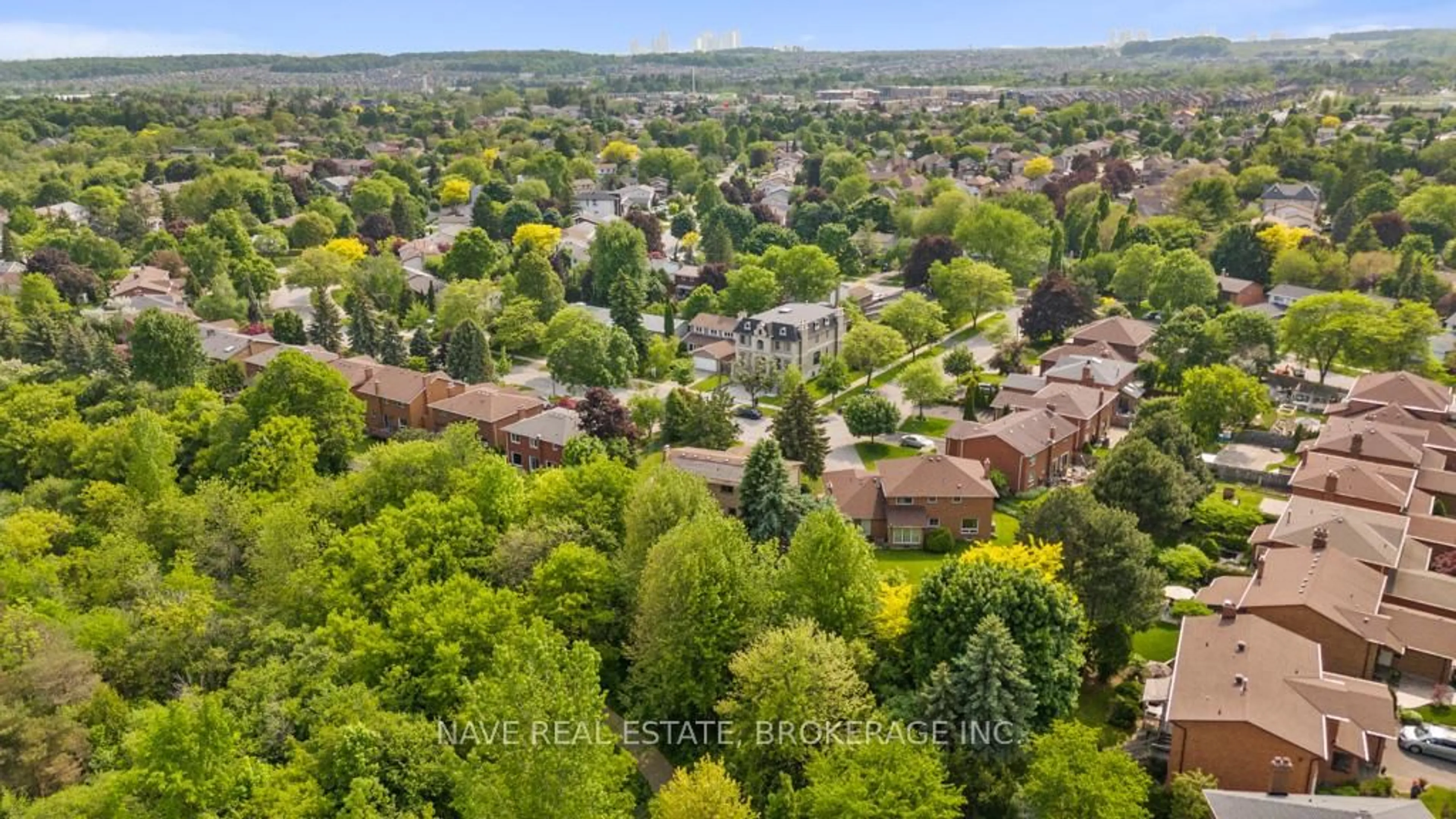 A pic from outside/outdoor area/front of a property/back of a property/a pic from drone, unknown for 59 Sanderson Cres, Richmond Hill Ontario L4C 5L5