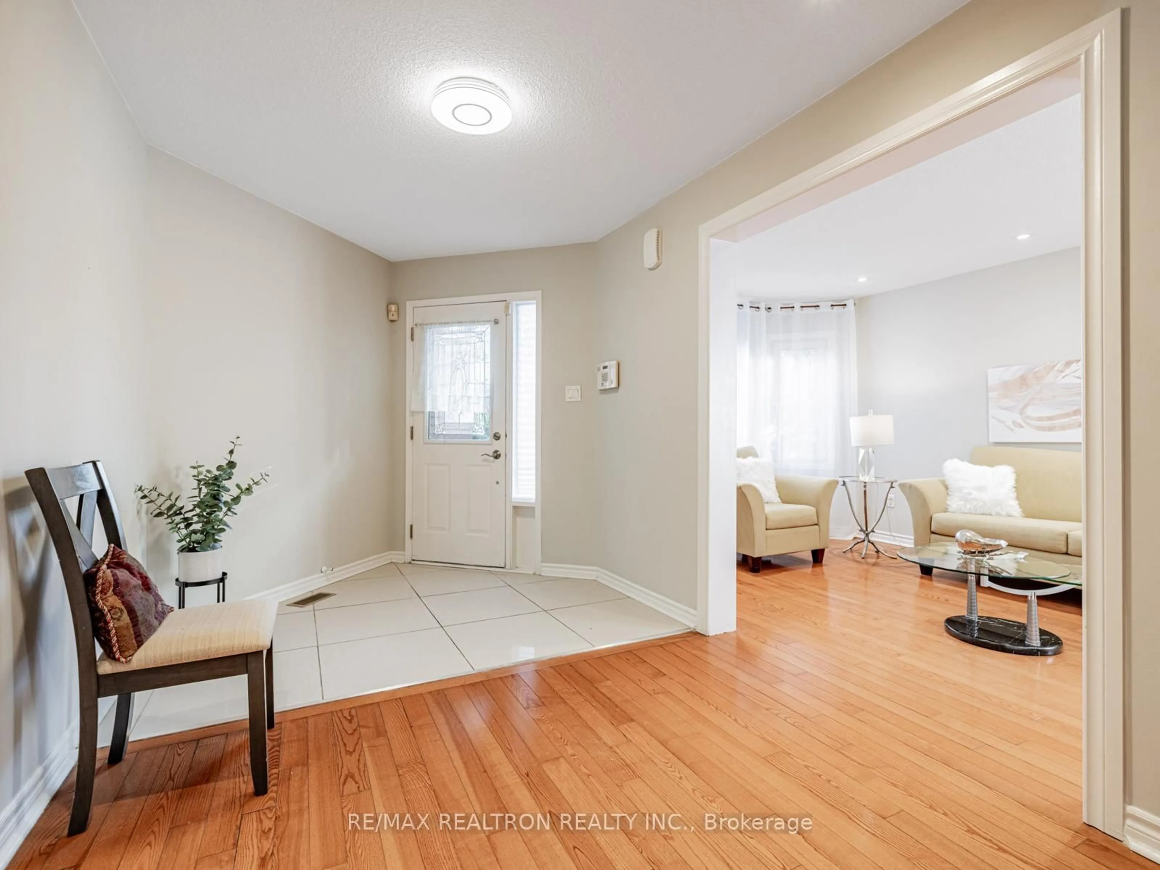Indoor entryway for 24 Justus Dr, Richmond Hill Ontario L4C 9Z8