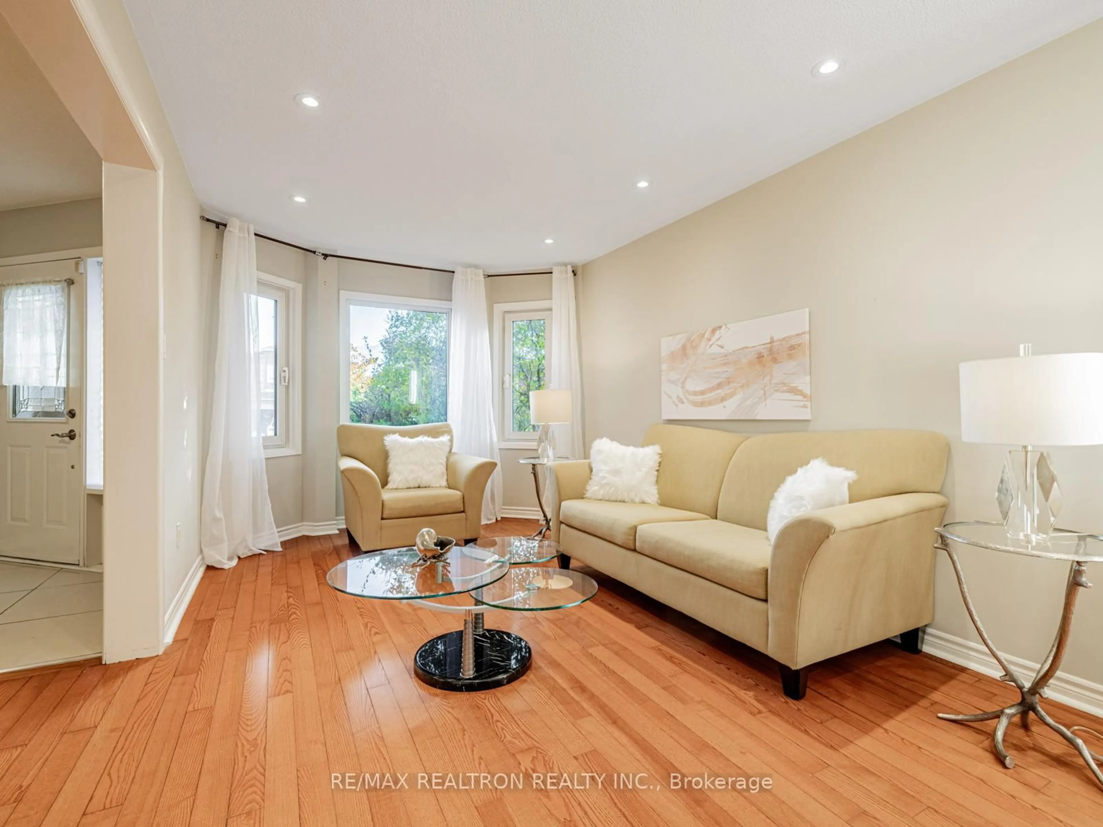 Living room with furniture, wood/laminate floor for 24 Justus Dr, Richmond Hill Ontario L4C 9Z8