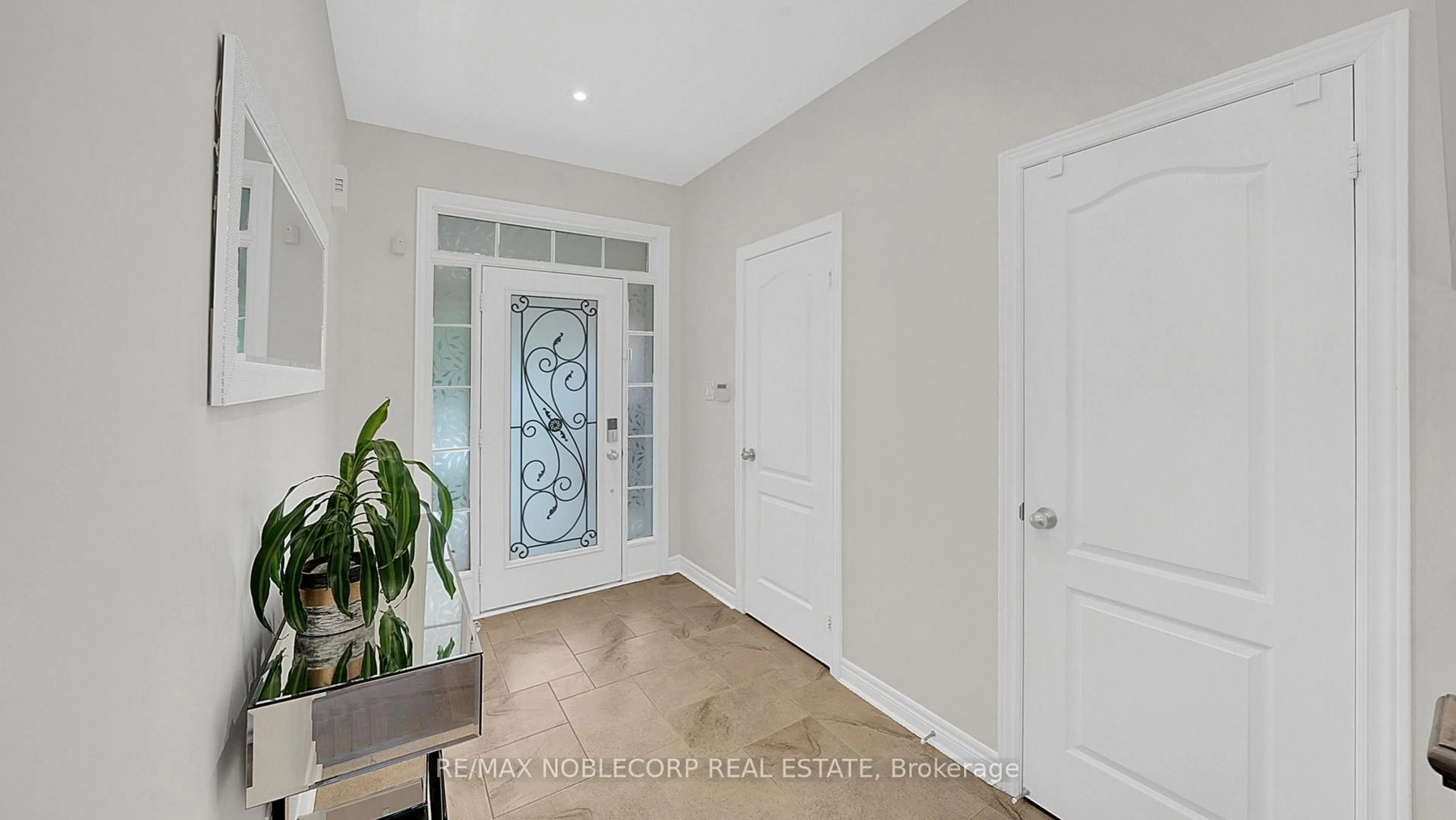 Indoor entryway for 158 Downy Emerald Dr, Bradford West Gwillimbury Ontario L3Z 0E6