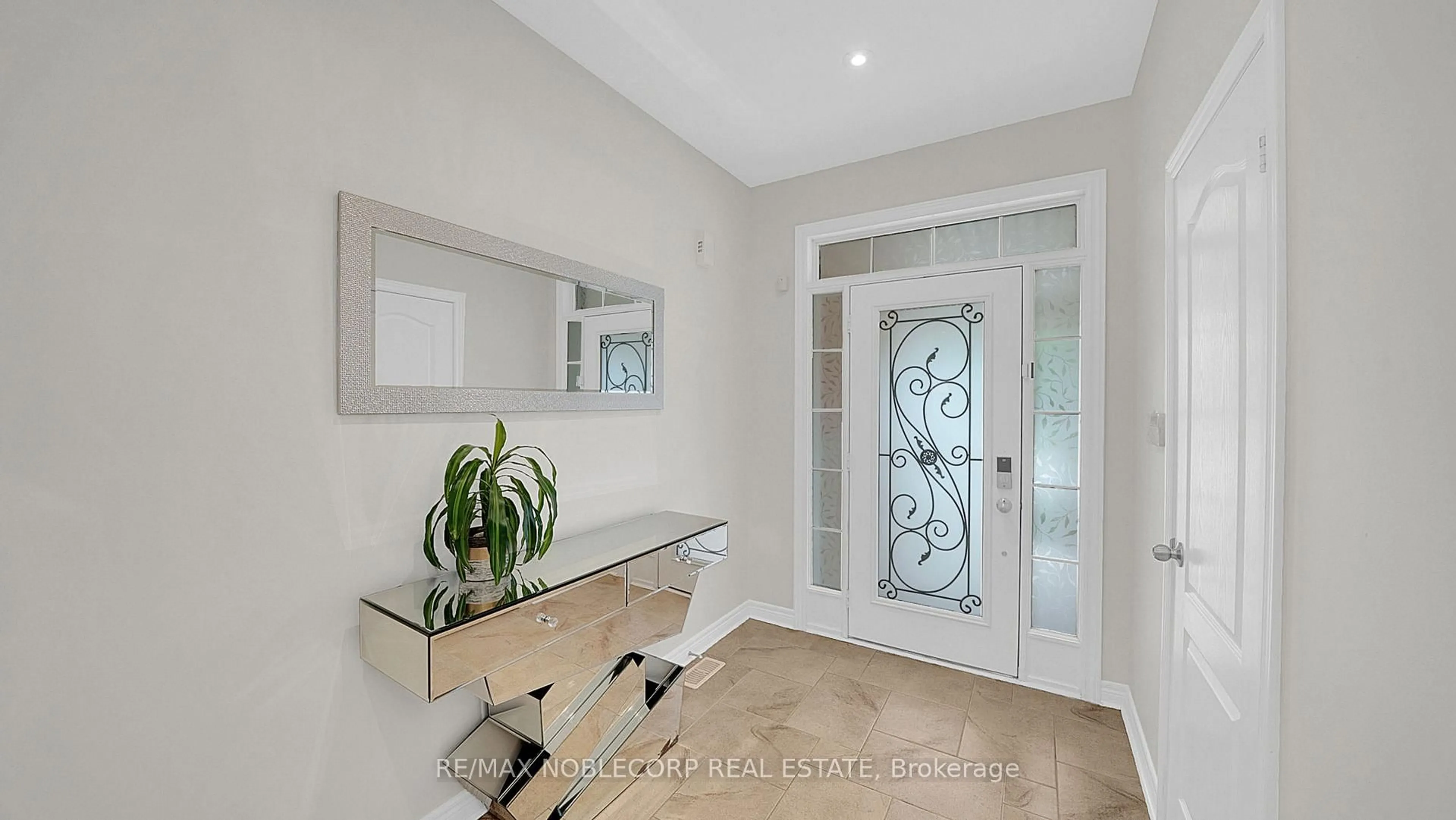 Indoor entryway for 158 Downy Emerald Dr, Bradford West Gwillimbury Ontario L3Z 0E6