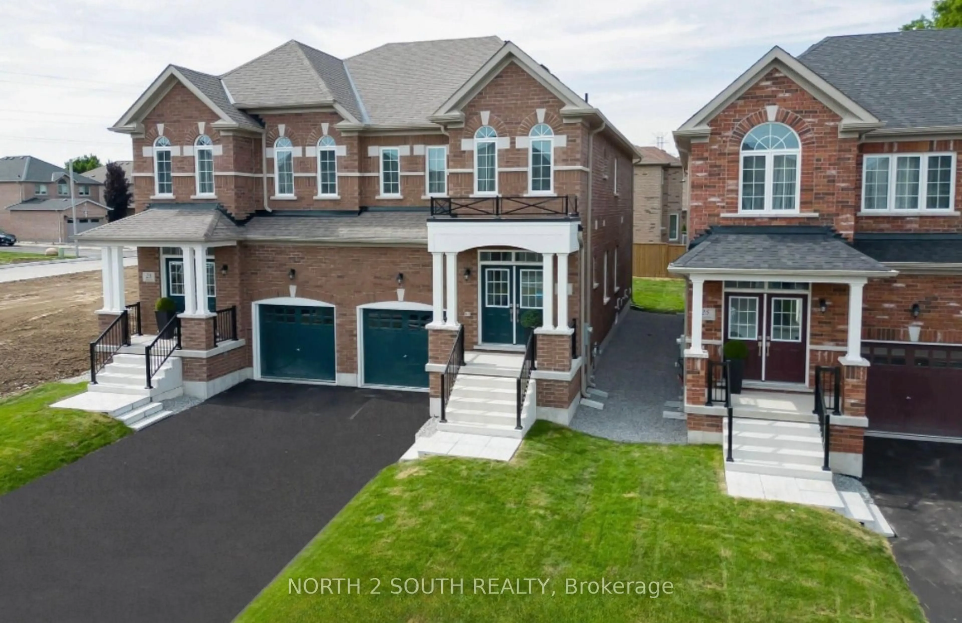 A pic from outside/outdoor area/front of a property/back of a property/a pic from drone, street for 27 Virro Crt, Vaughan Ontario L4H 5G5