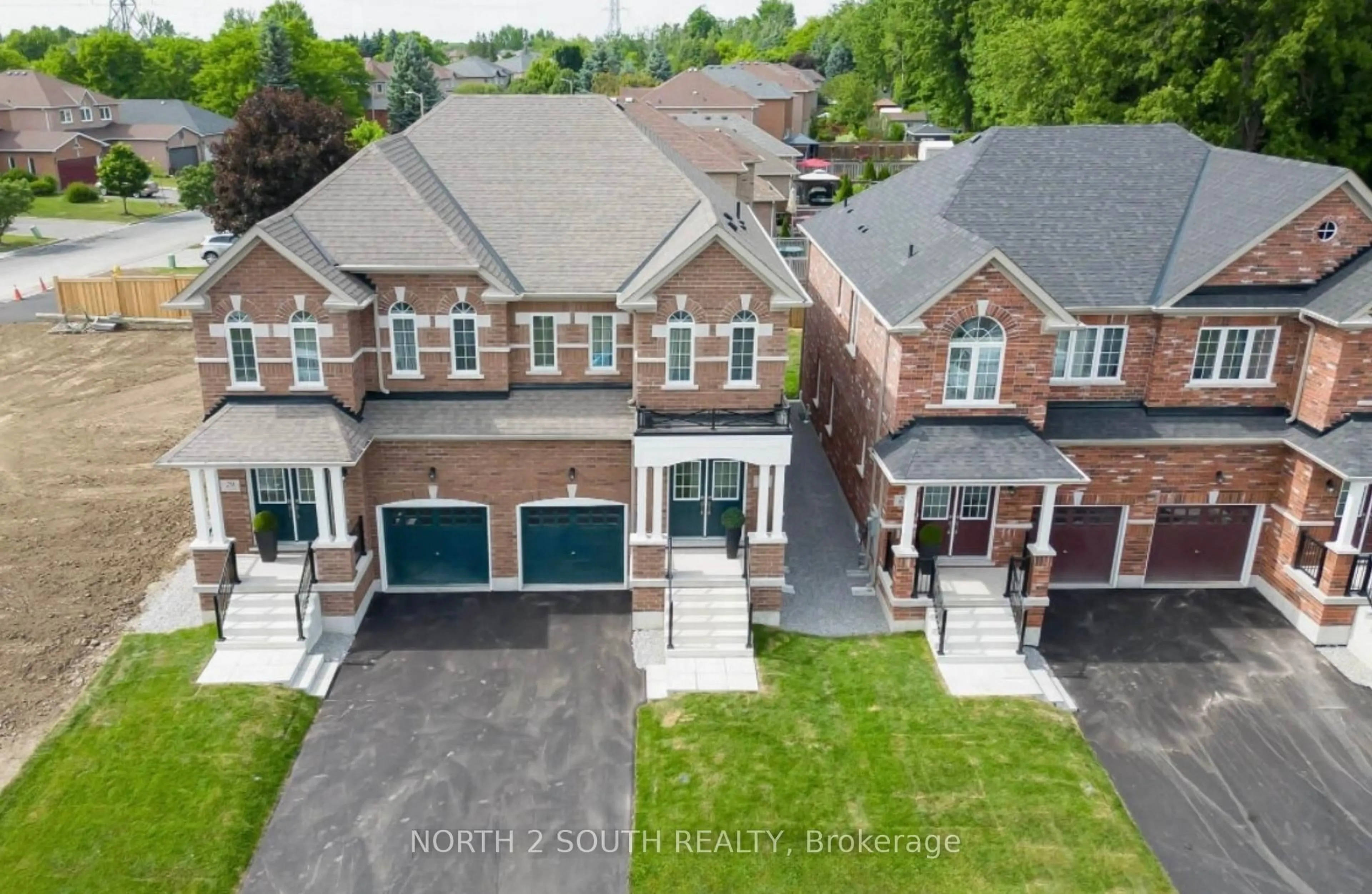 A pic from outside/outdoor area/front of a property/back of a property/a pic from drone, street for 27 Virro Crt, Vaughan Ontario L4H 5G5
