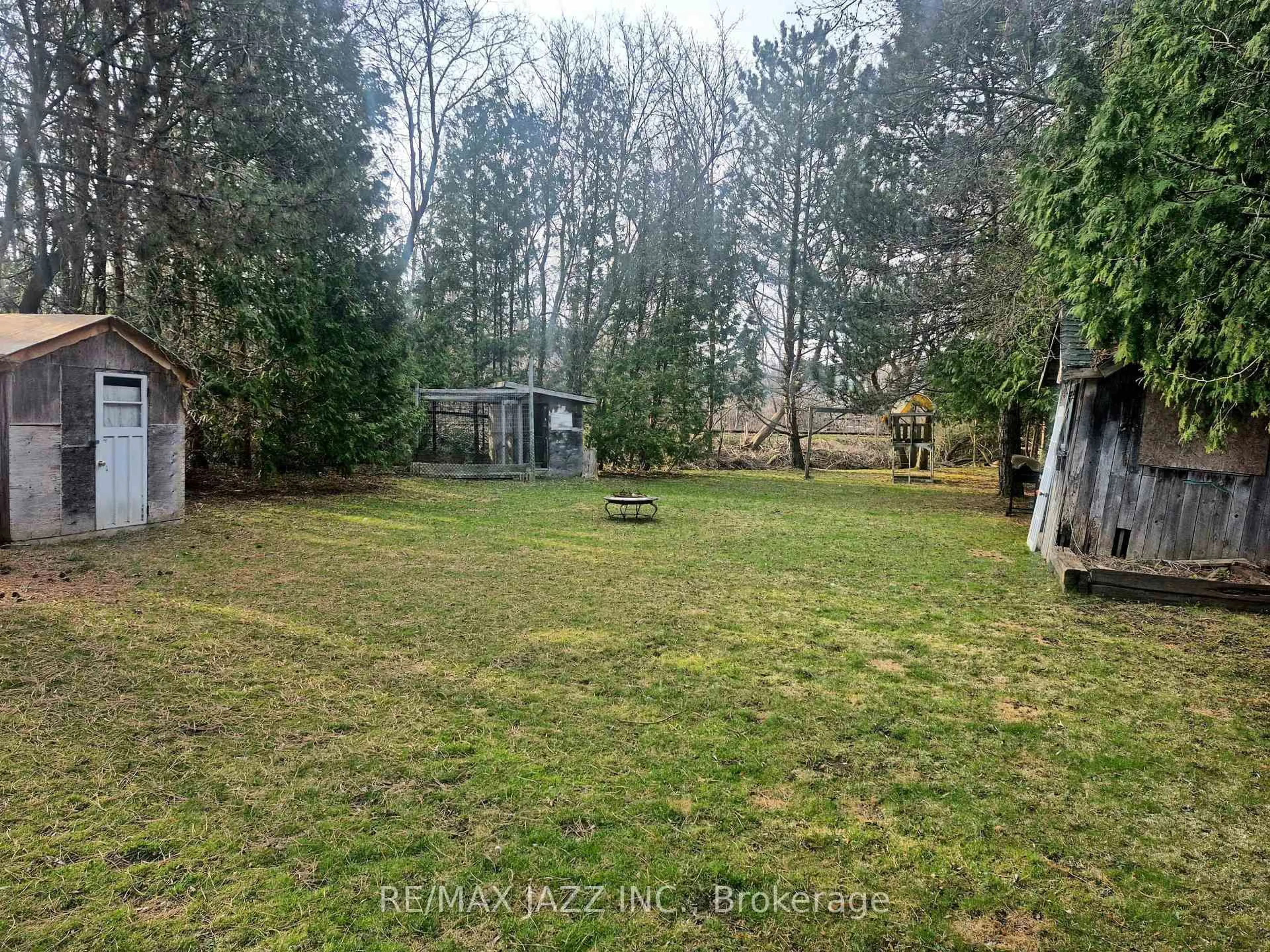 A pic from outside/outdoor area/front of a property/back of a property/a pic from drone, forest/trees view for 35 Maple St, Uxbridge Ontario L9P 1C8
