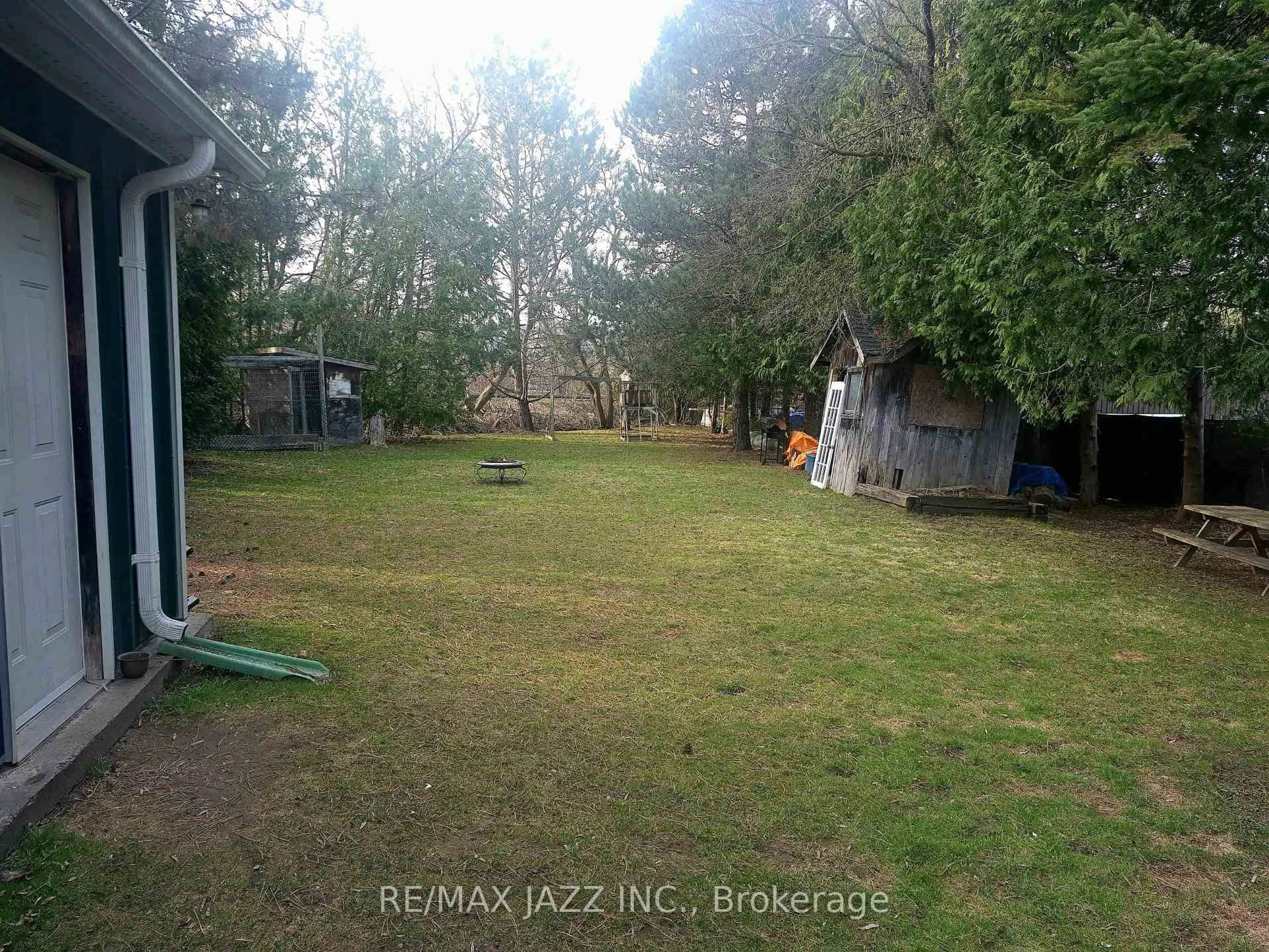 A pic from outside/outdoor area/front of a property/back of a property/a pic from drone, unknown for 35 Maple St, Uxbridge Ontario L9P 1C8