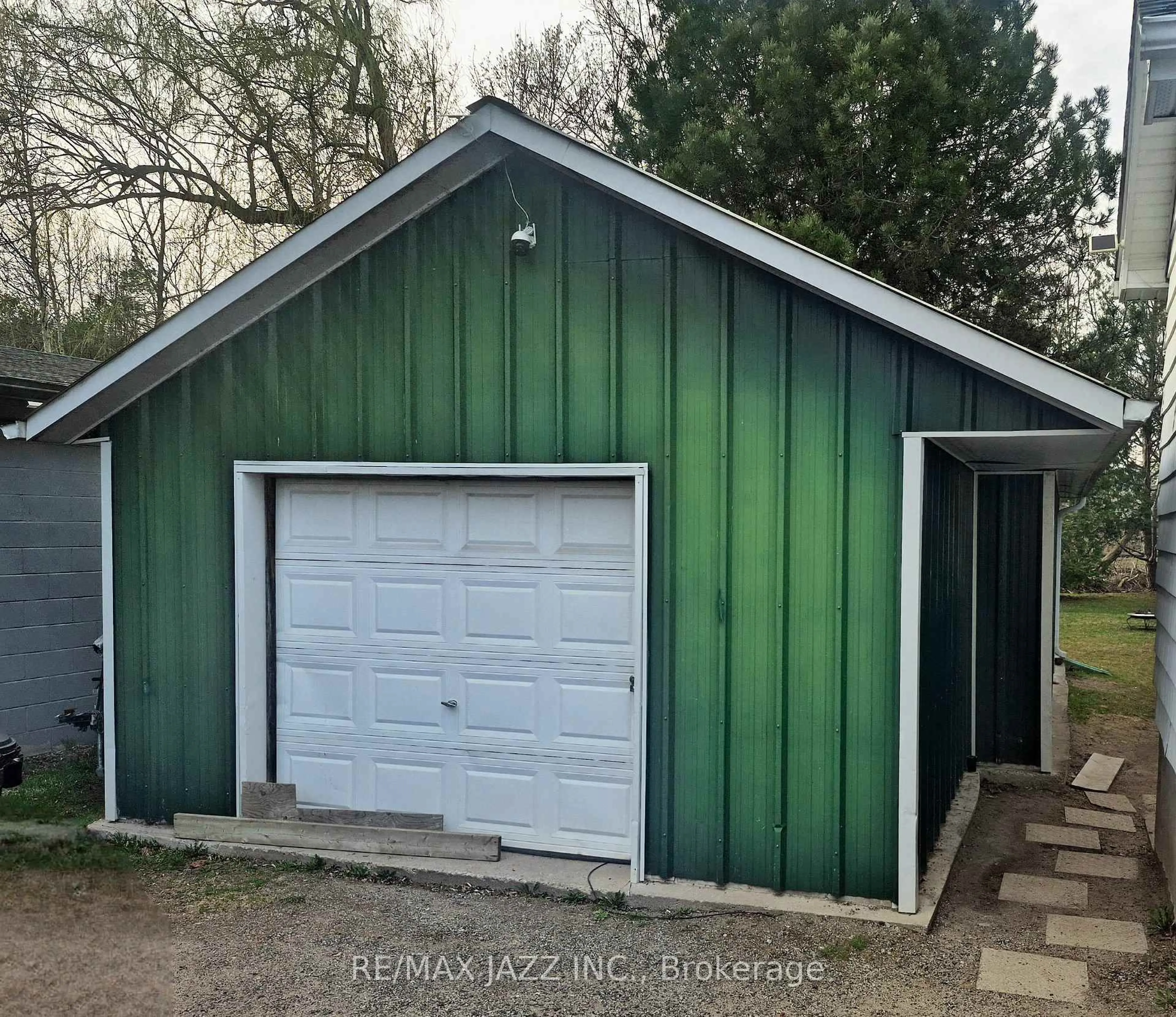 Indoor garage for 35 Maple St, Uxbridge Ontario L9P 1C8