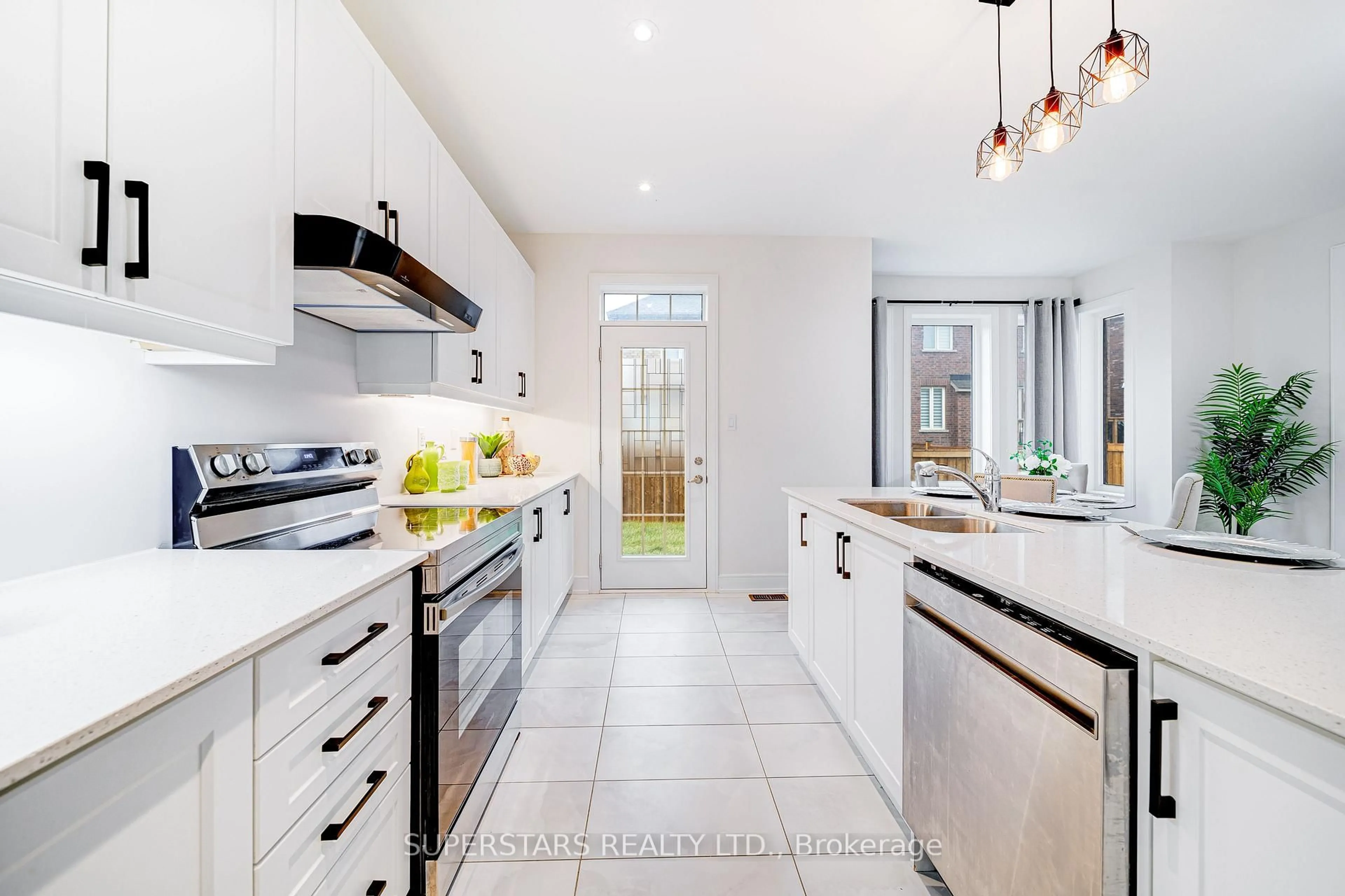 Contemporary kitchen, ceramic/tile floor for 143 Kenneth Rogers Cres, East Gwillimbury Ontario L9N 0S1