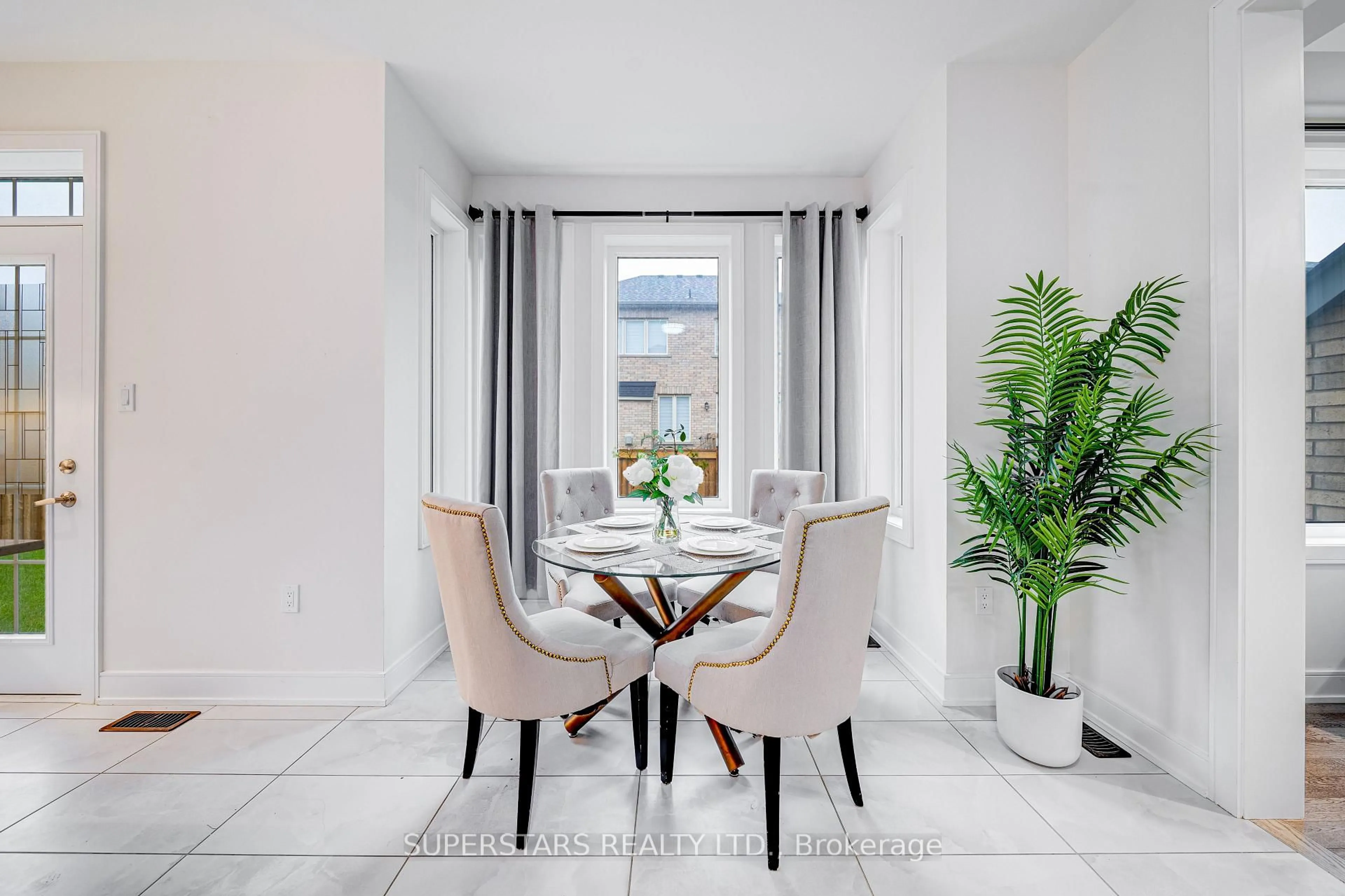 Dining room, ceramic/tile floor for 143 Kenneth Rogers Cres, East Gwillimbury Ontario L9N 0S1