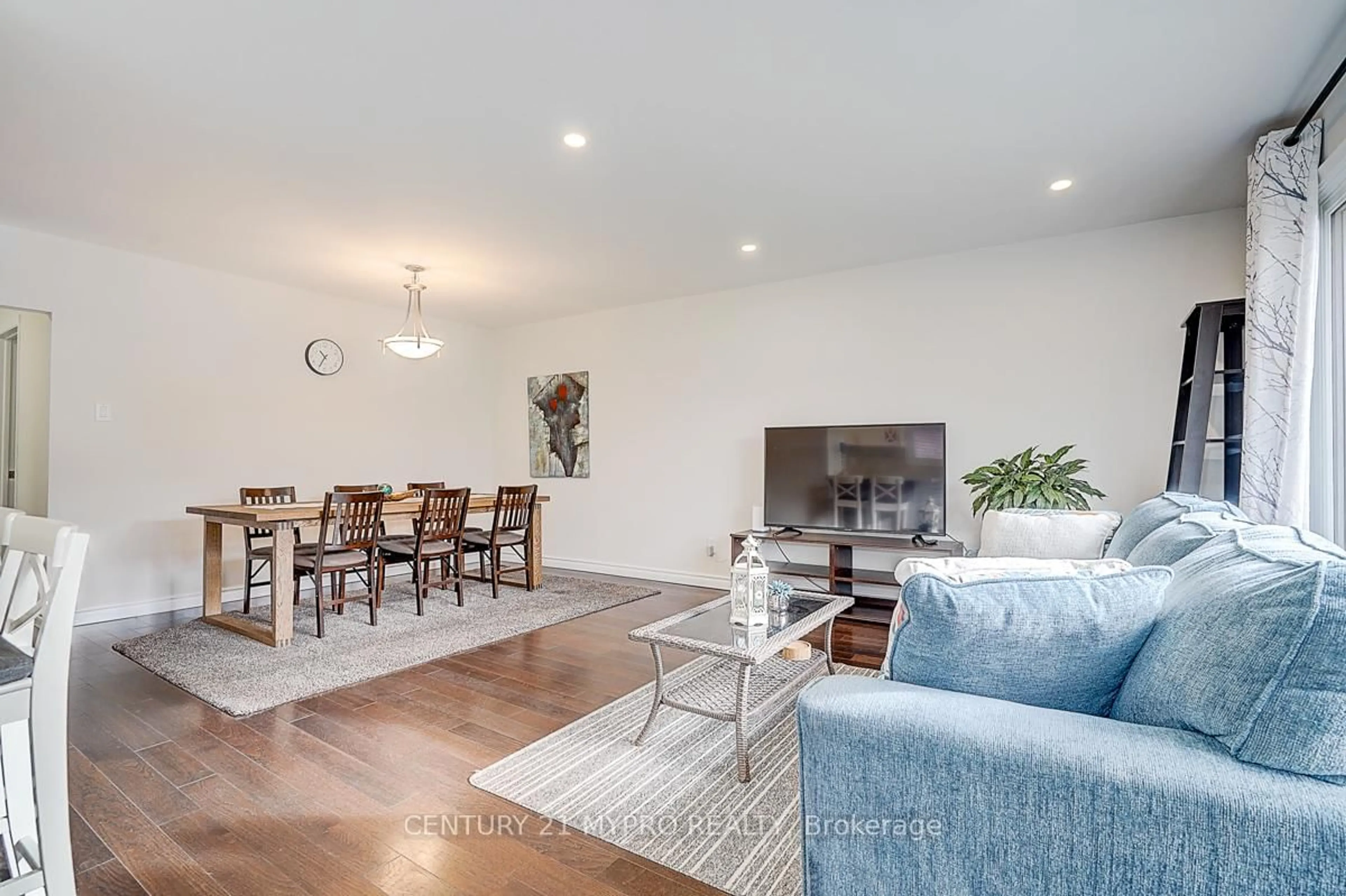 Living room with furniture, wood/laminate floor for 401 Osiris Dr, Richmond Hill Ontario L4C 2P6