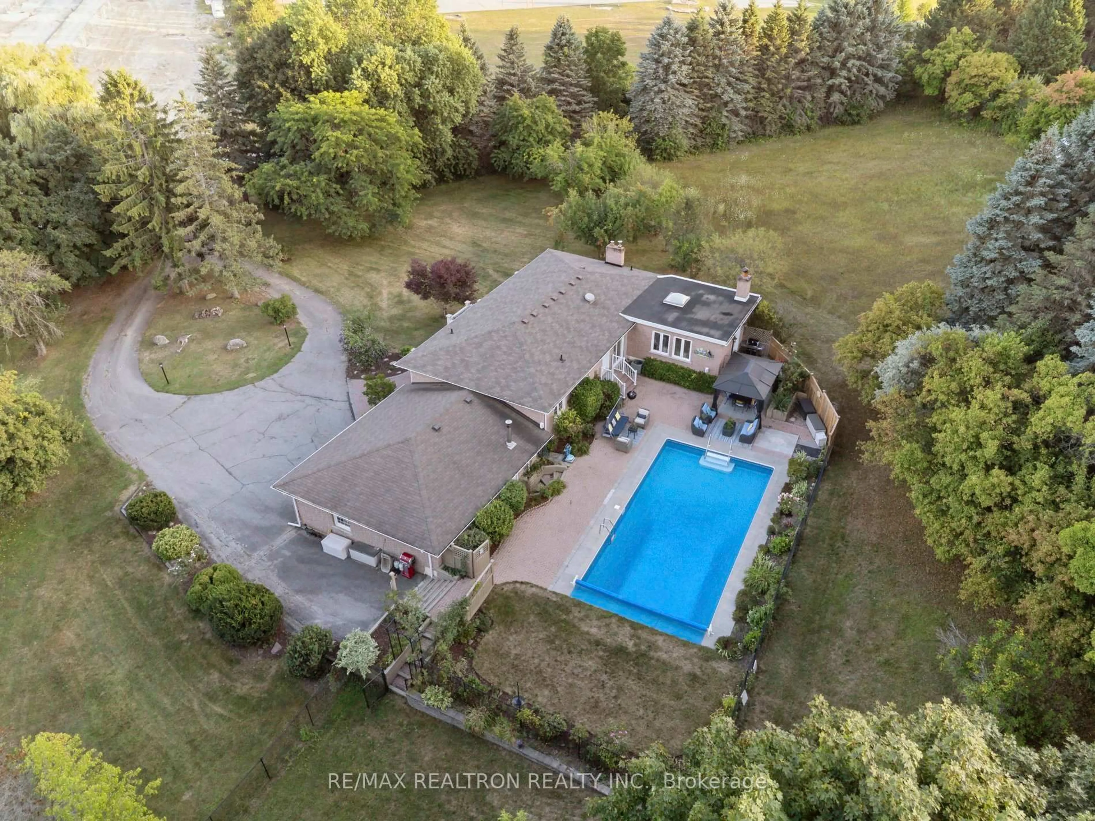 A pic from outside/outdoor area/front of a property/back of a property/a pic from drone, water/lake/river/ocean view for 668 Mount Albert Rd, East Gwillimbury Ontario L9N 1P1