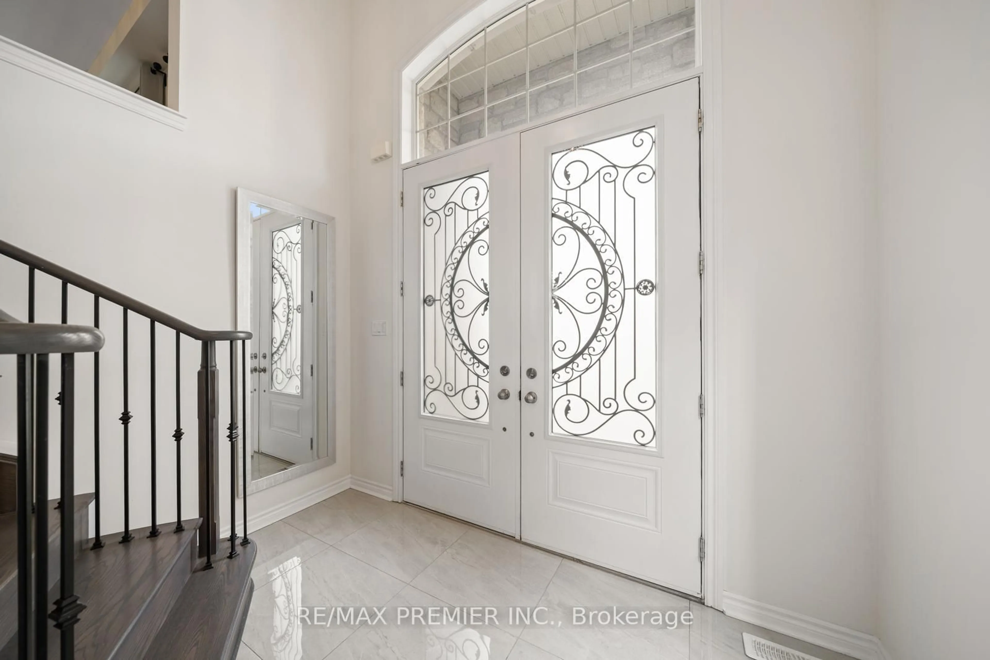 Indoor entryway for 30 Bannockburn Dr, Vaughan Ontario L4H 4P8