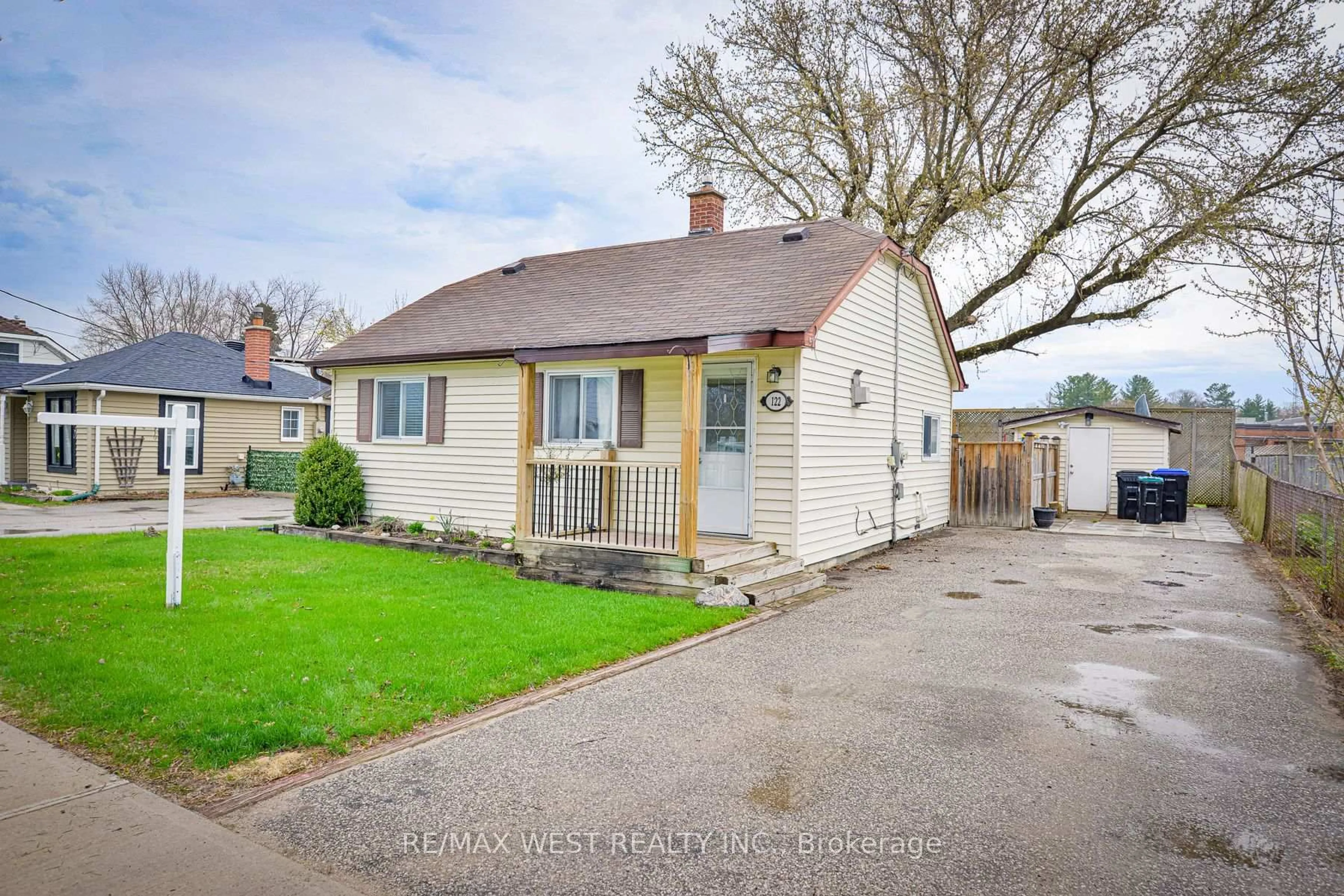 A pic from outside/outdoor area/front of a property/back of a property/a pic from drone, street for 122 Raglan St, Essa Ontario L0M 1B0