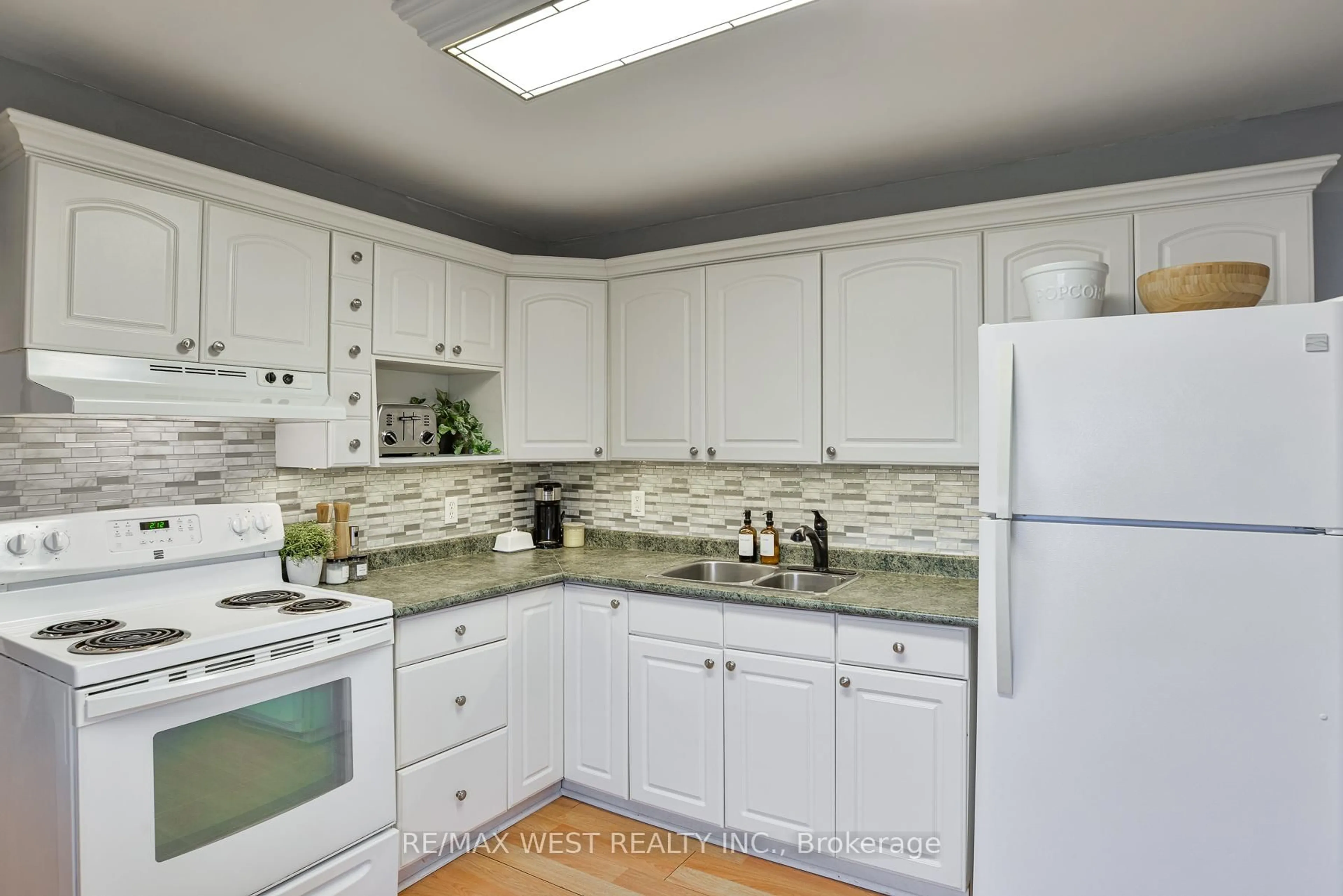 Standard kitchen, ceramic/tile floor for 122 Raglan St, Essa Ontario L0M 1B0