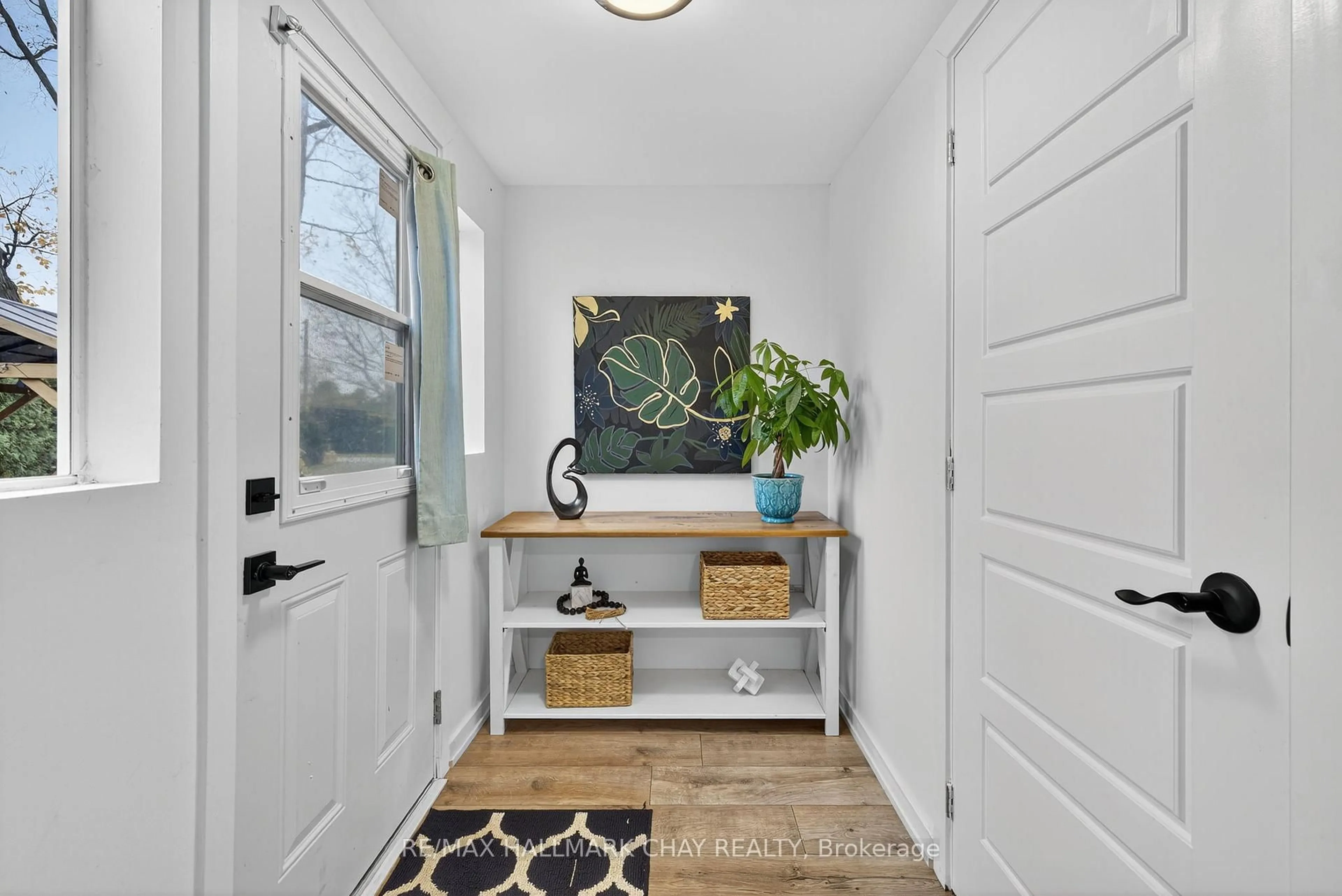 Indoor entryway for 77 Blue Heron Dr, Georgina Ontario L0E 1N0