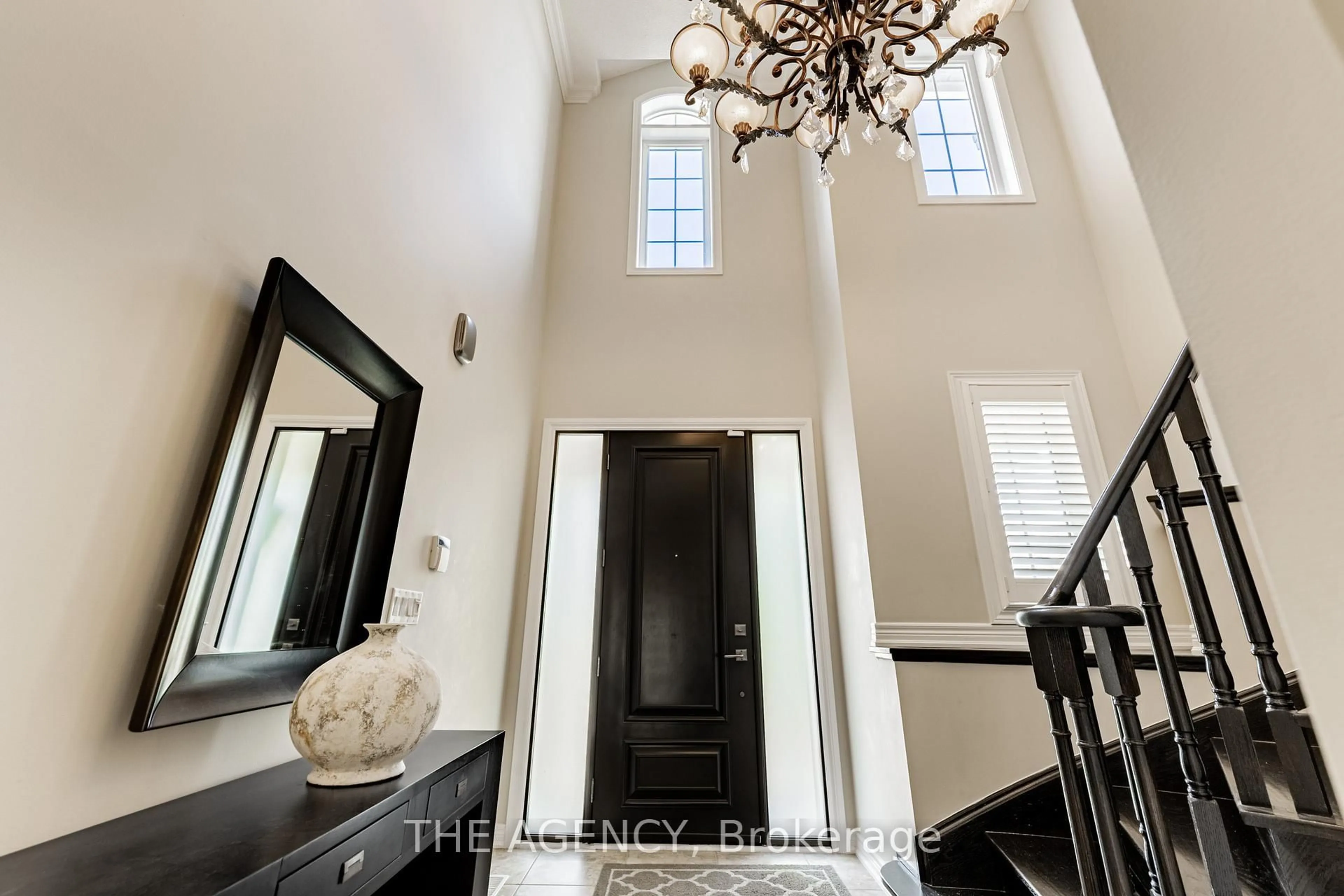 Indoor entryway for 33 Ascalon Dr, Vaughan Ontario L6A 0M5
