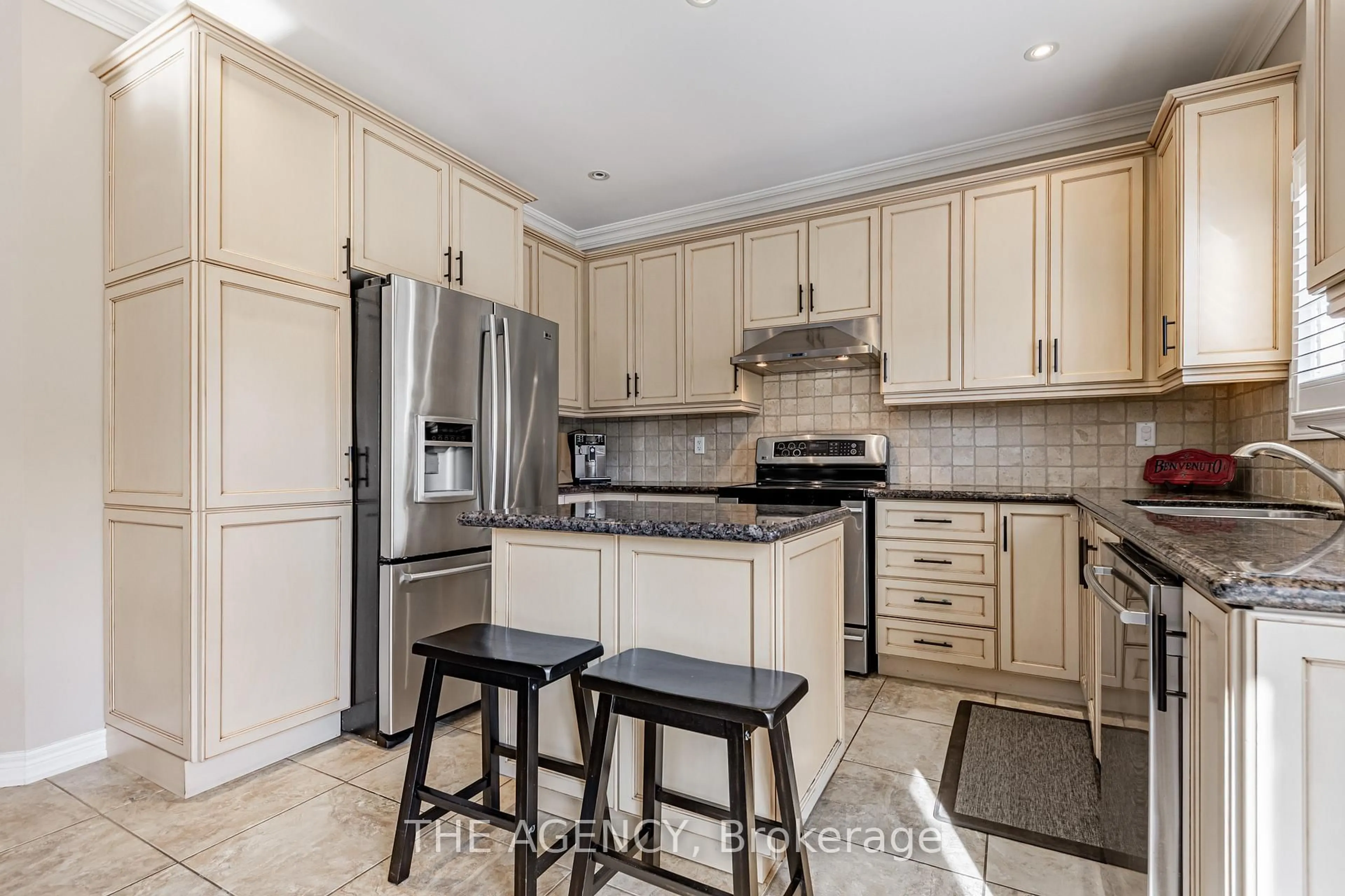 Open concept kitchen, ceramic/tile floor for 33 Ascalon Dr, Vaughan Ontario L6A 0M5