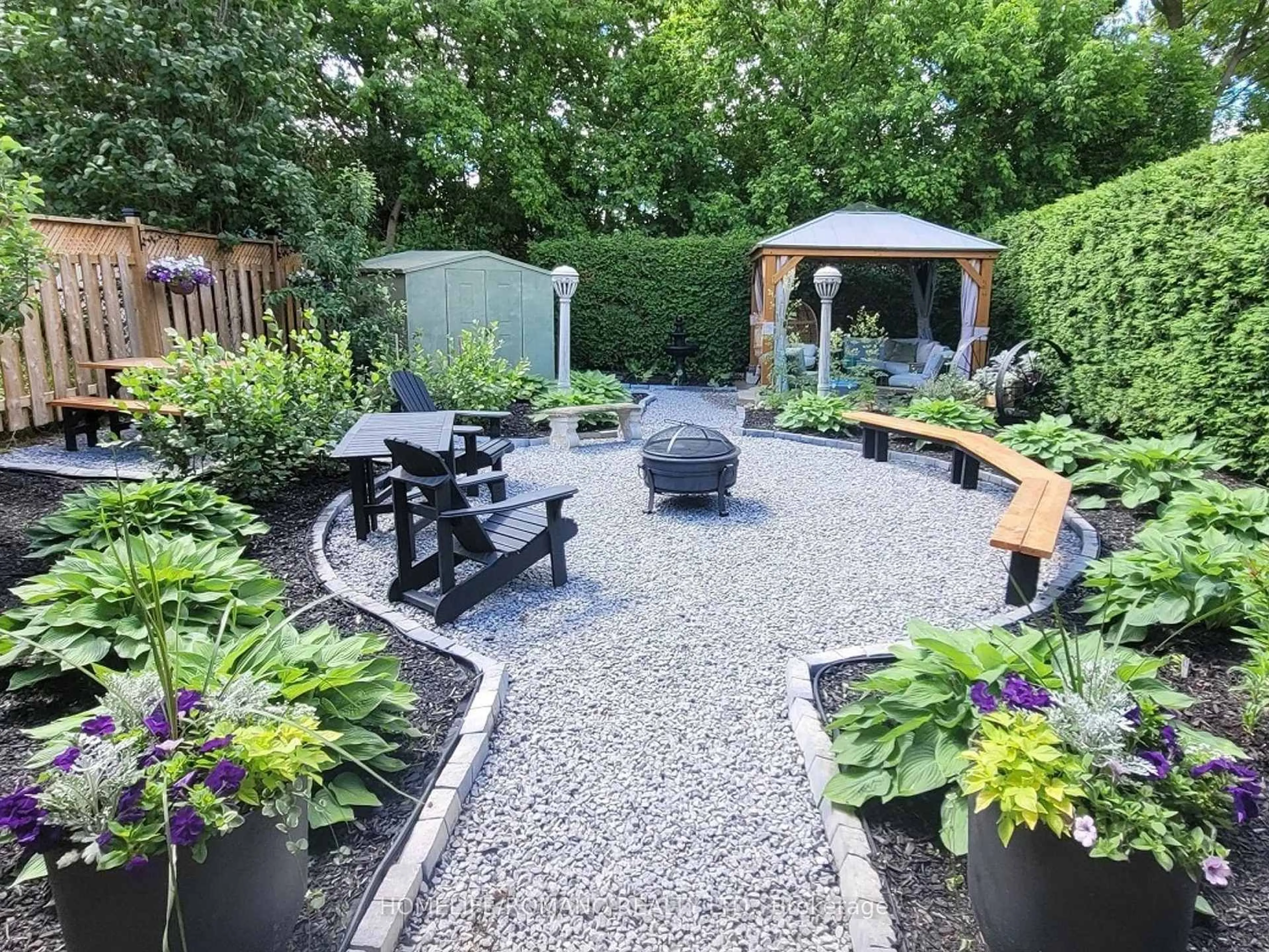 Patio, street for 686 Irwin Cres, Newmarket Ontario L3Y 5A2