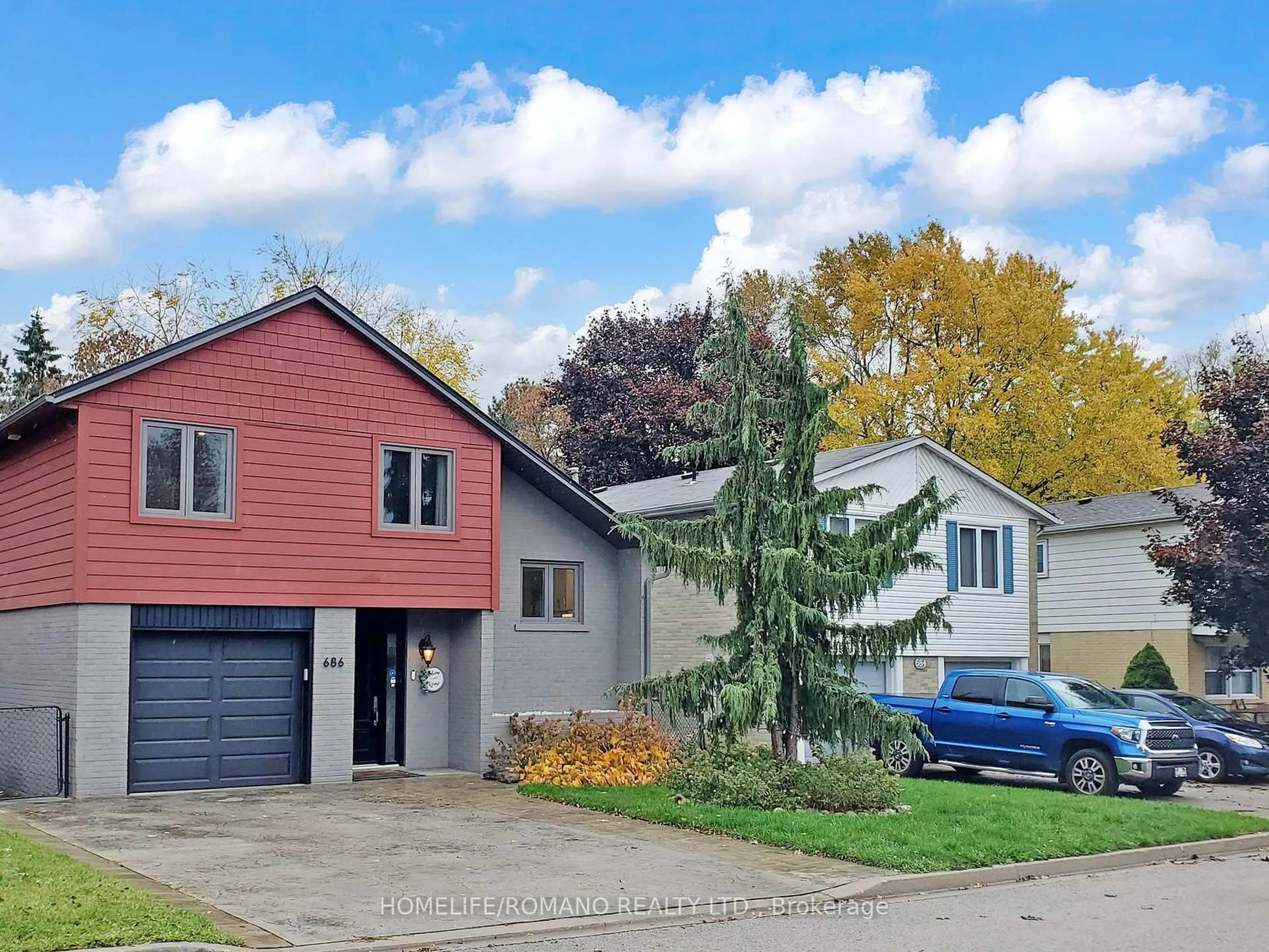 Home with vinyl exterior material, street for 686 Irwin Cres, Newmarket Ontario L3Y 5A2