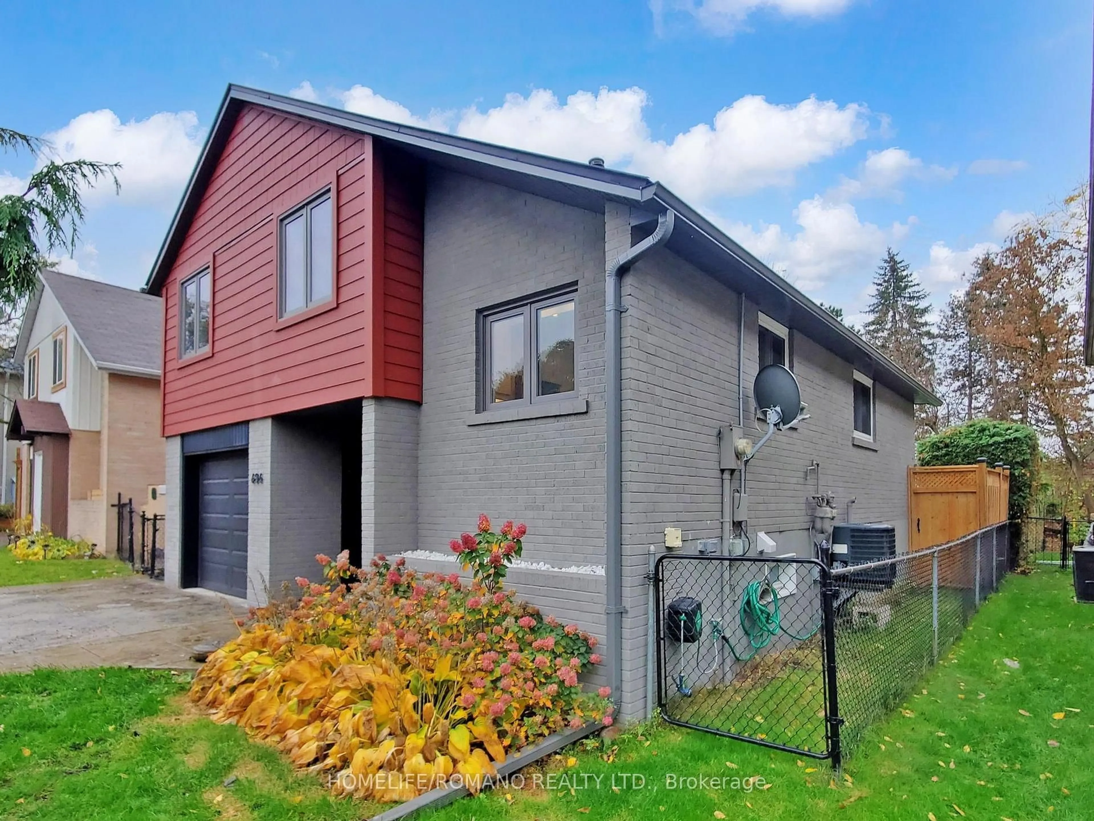 Home with brick exterior material, street for 686 Irwin Cres, Newmarket Ontario L3Y 5A2