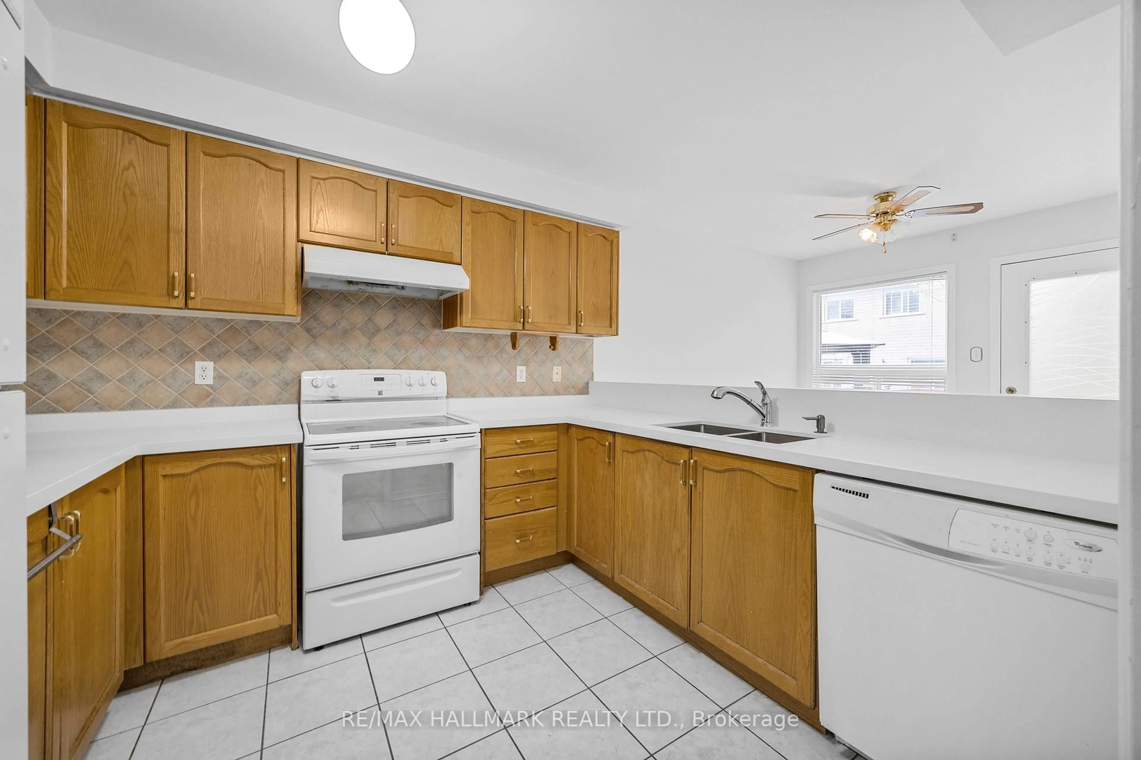 Standard kitchen, unknown for 10 Ferris St, Richmond Hill Ontario L4B 4K6