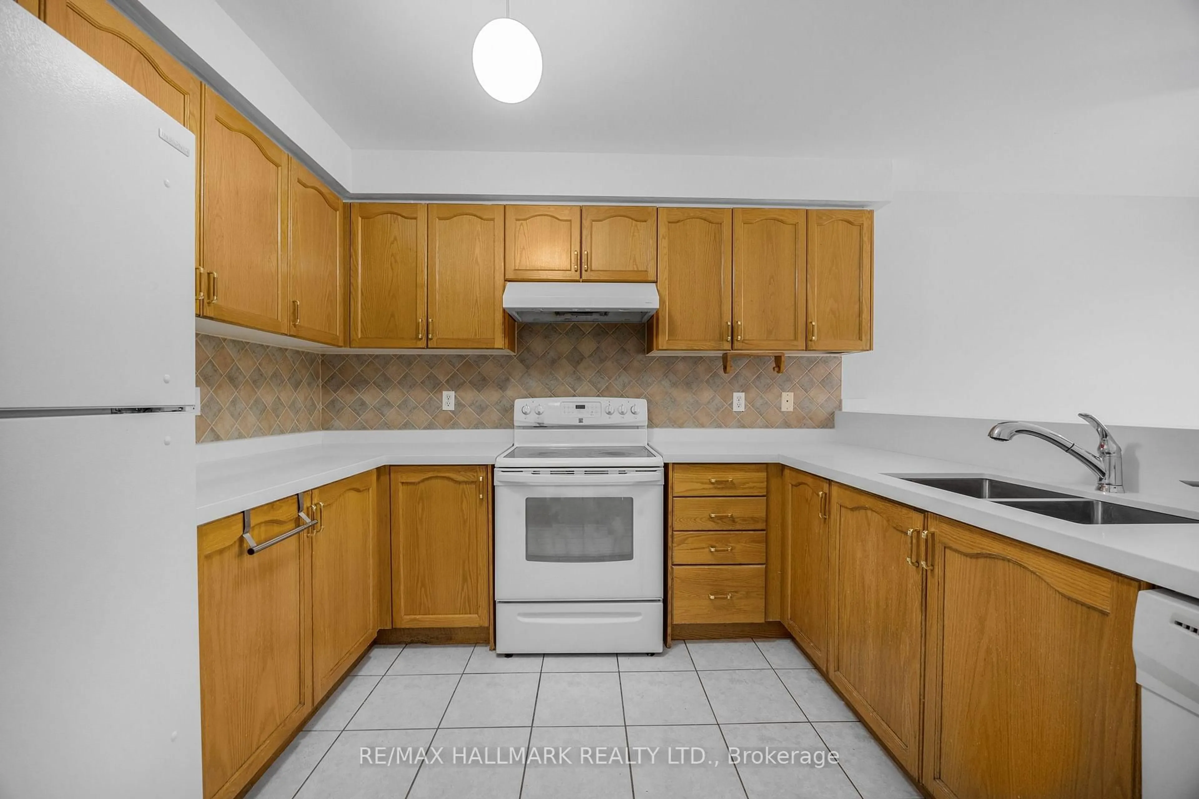 Standard kitchen, unknown for 10 Ferris St, Richmond Hill Ontario L4B 4K6