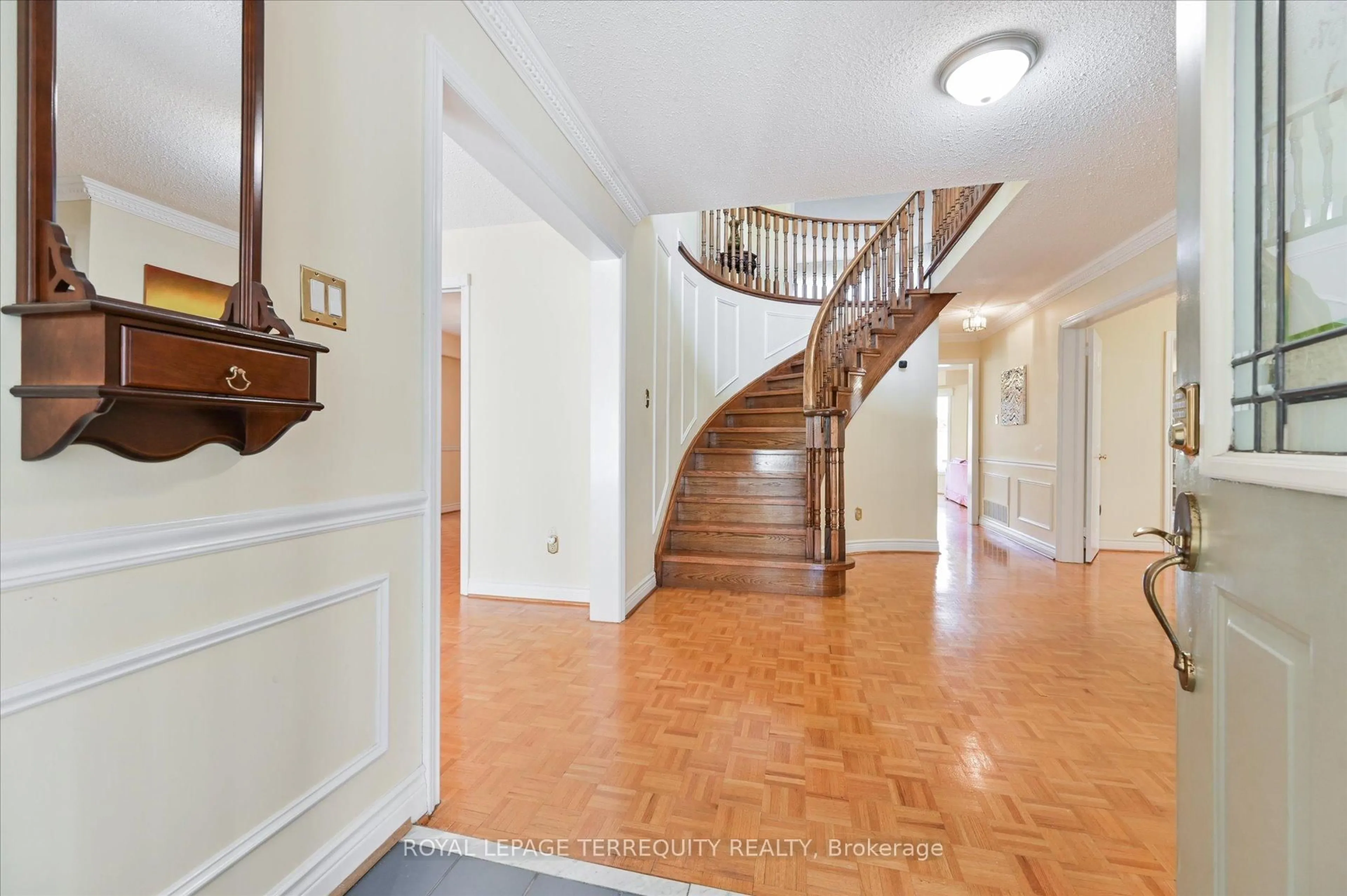 Indoor foyer for 20 Leighland Dr, Markham Ontario L3R 7R4